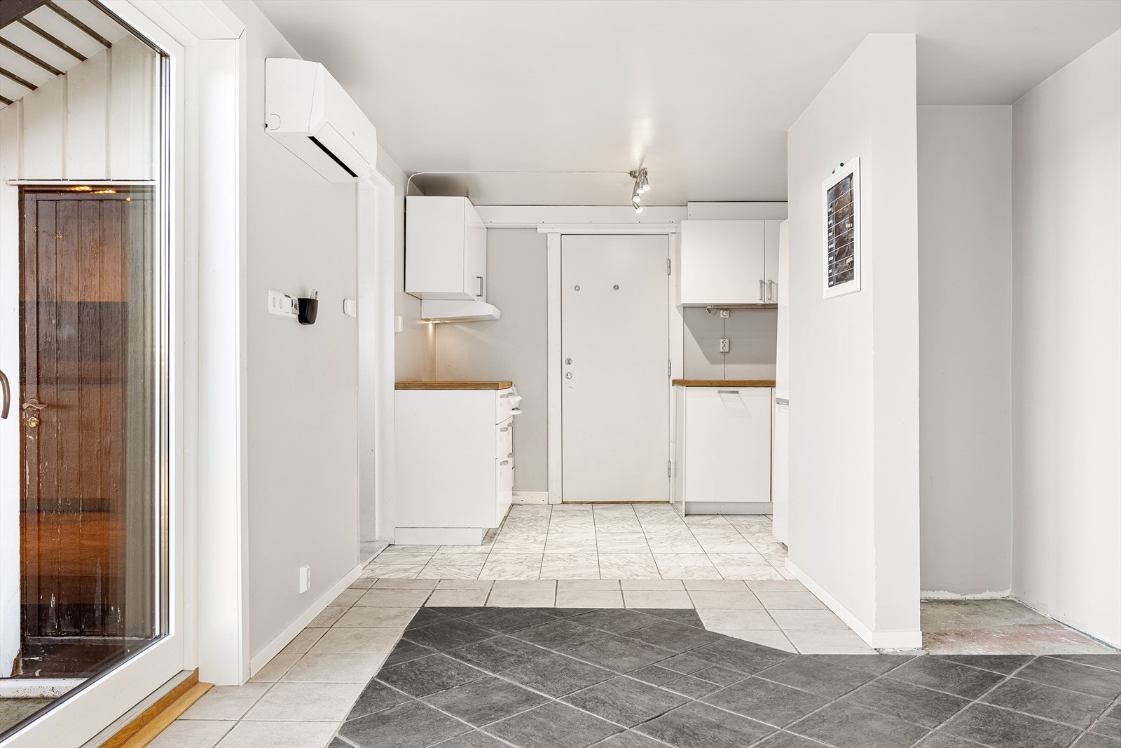 - Åpen stue/kjøkken løsning. Leiligheten ble renovert i 2023 med gips på vegger og nytt gulv på soverom (ikke godkjent) - Galleribilde