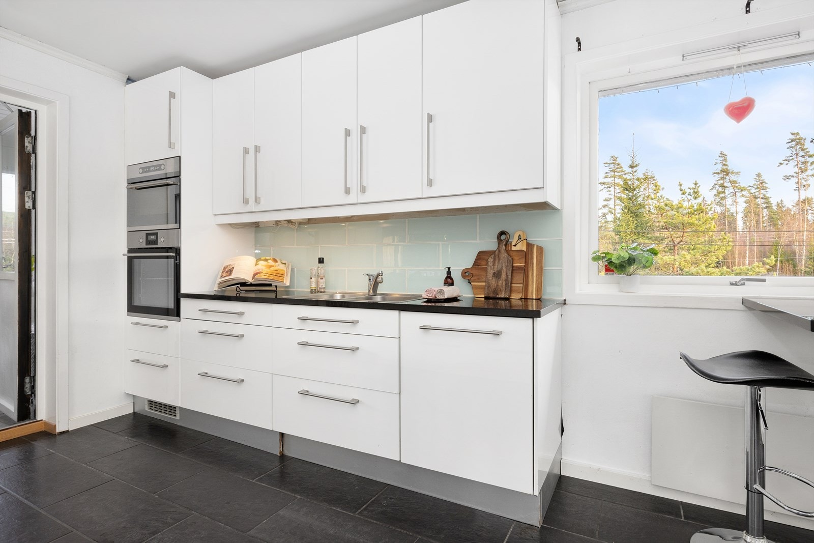 Flott og lyst kjøkken med mye naturlig lys Galleribilde