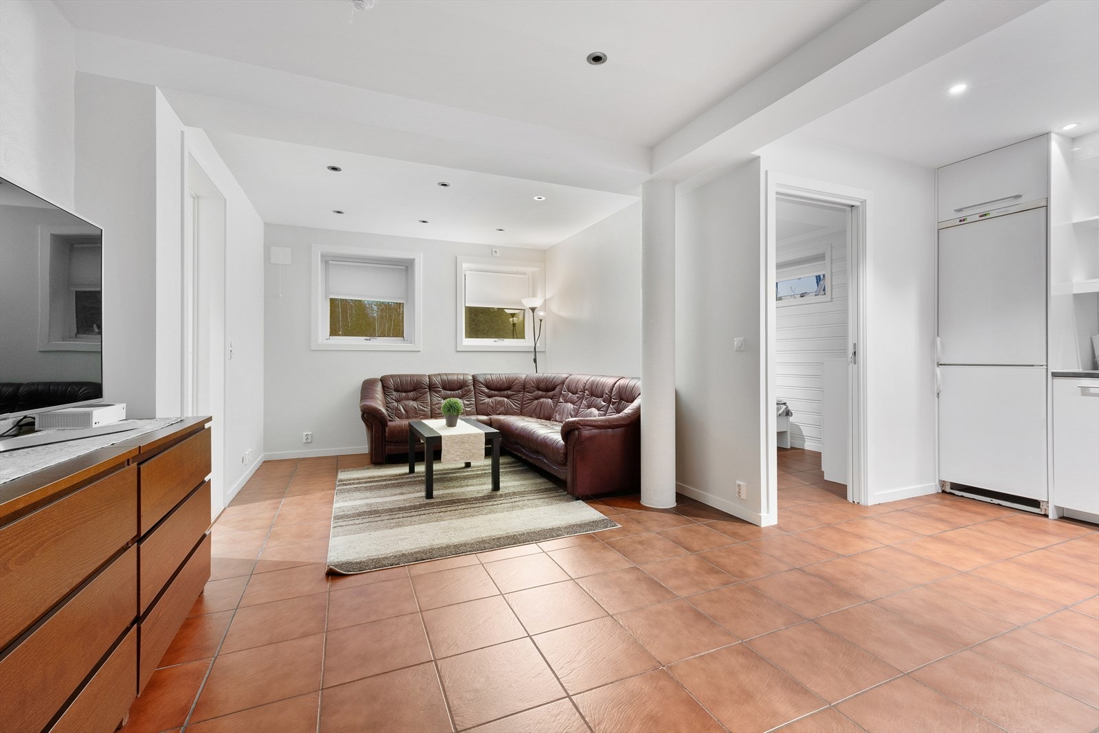 Hybelen er av god størrelse og har flislagt gulv Galleribilde