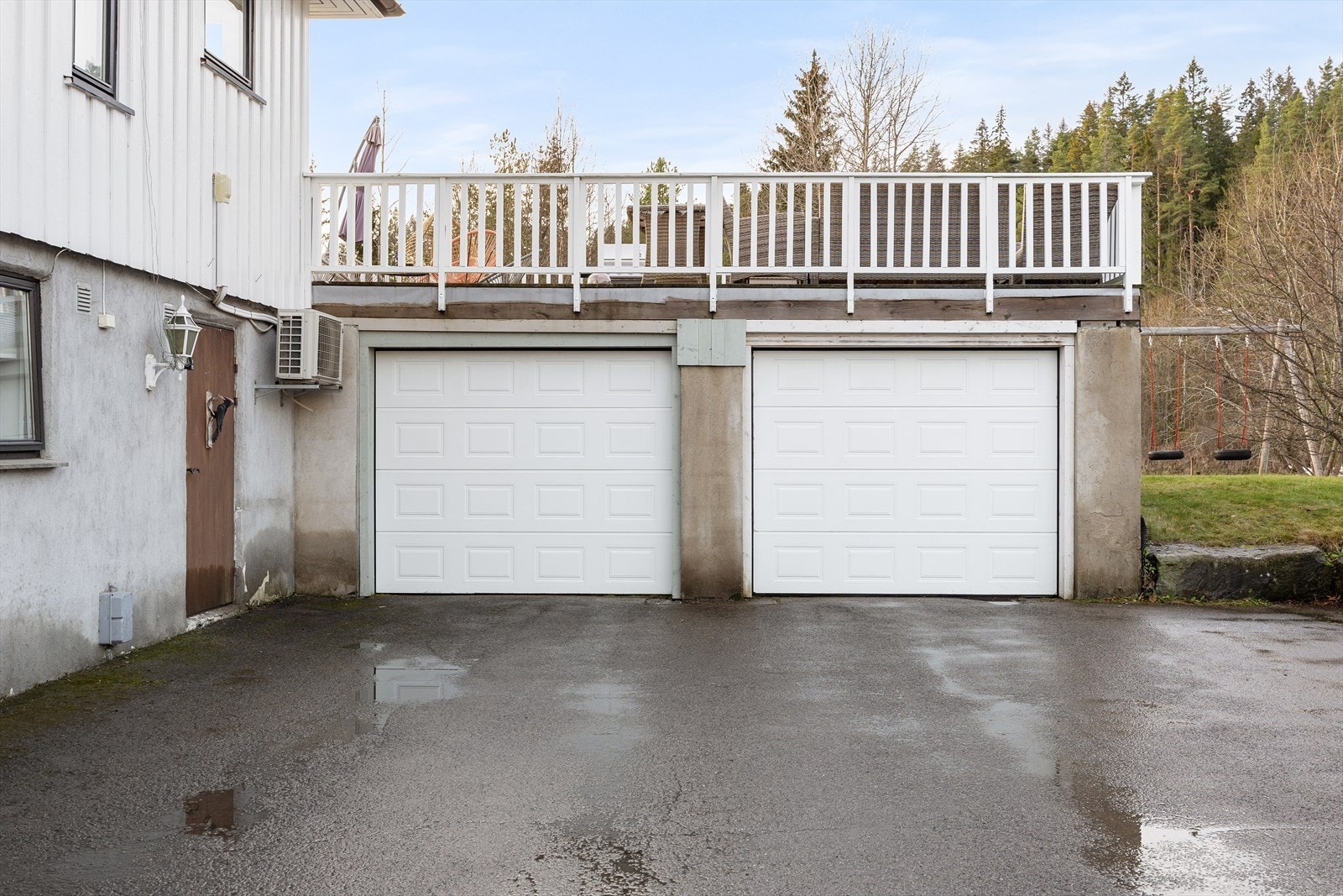 Dobbeltgarasje med god plass til oppbevaring Galleribilde