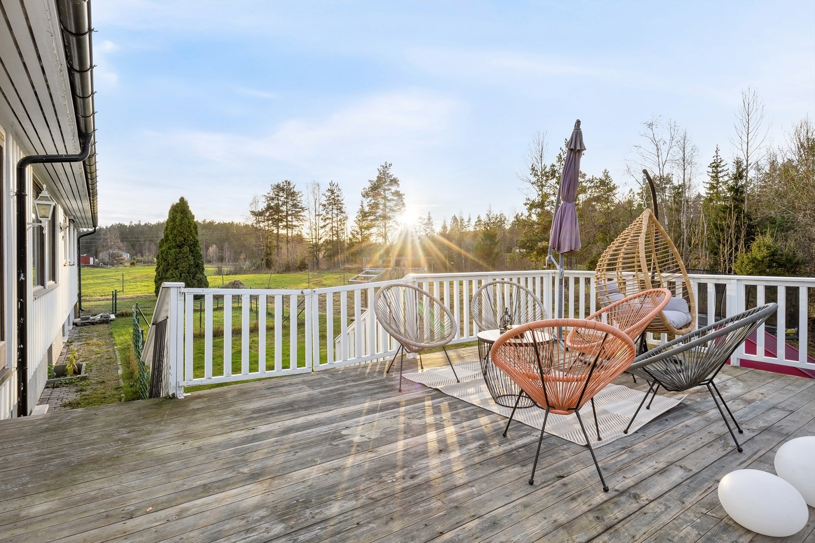 Boligen har gode, opparbeidete uteplasser Galleribilde