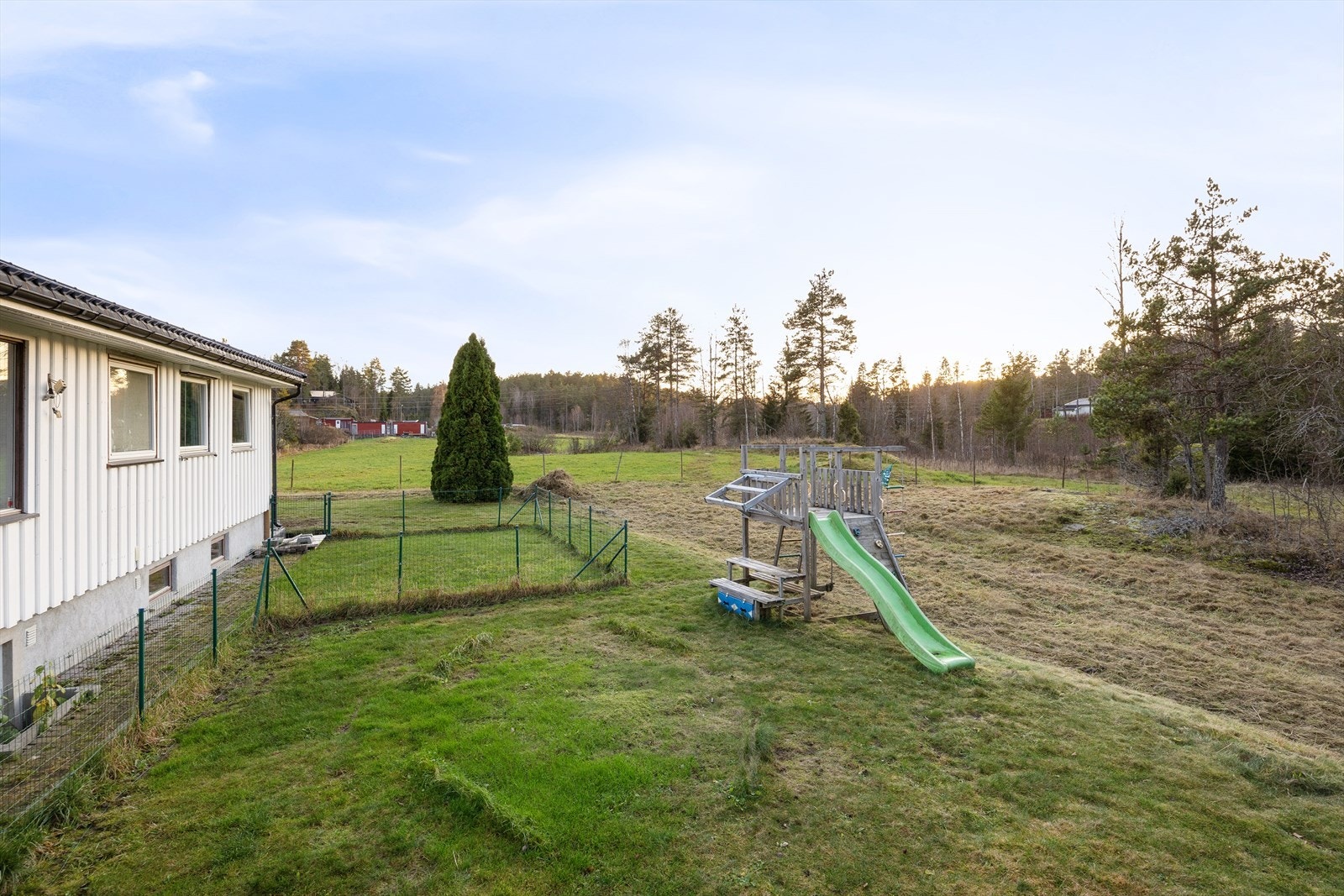 Stor tomt med god plass til å boltre seg på Galleribilde