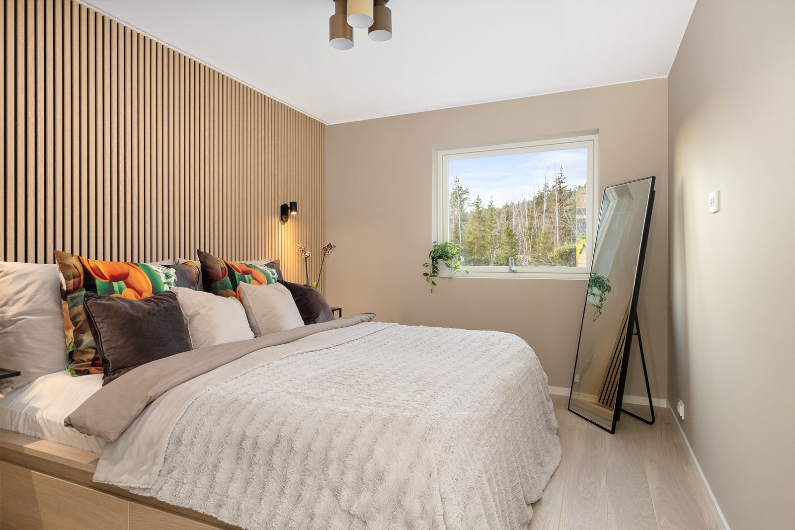 Leiligheten har tre gode soverom i hovedetasjen Galleribilde