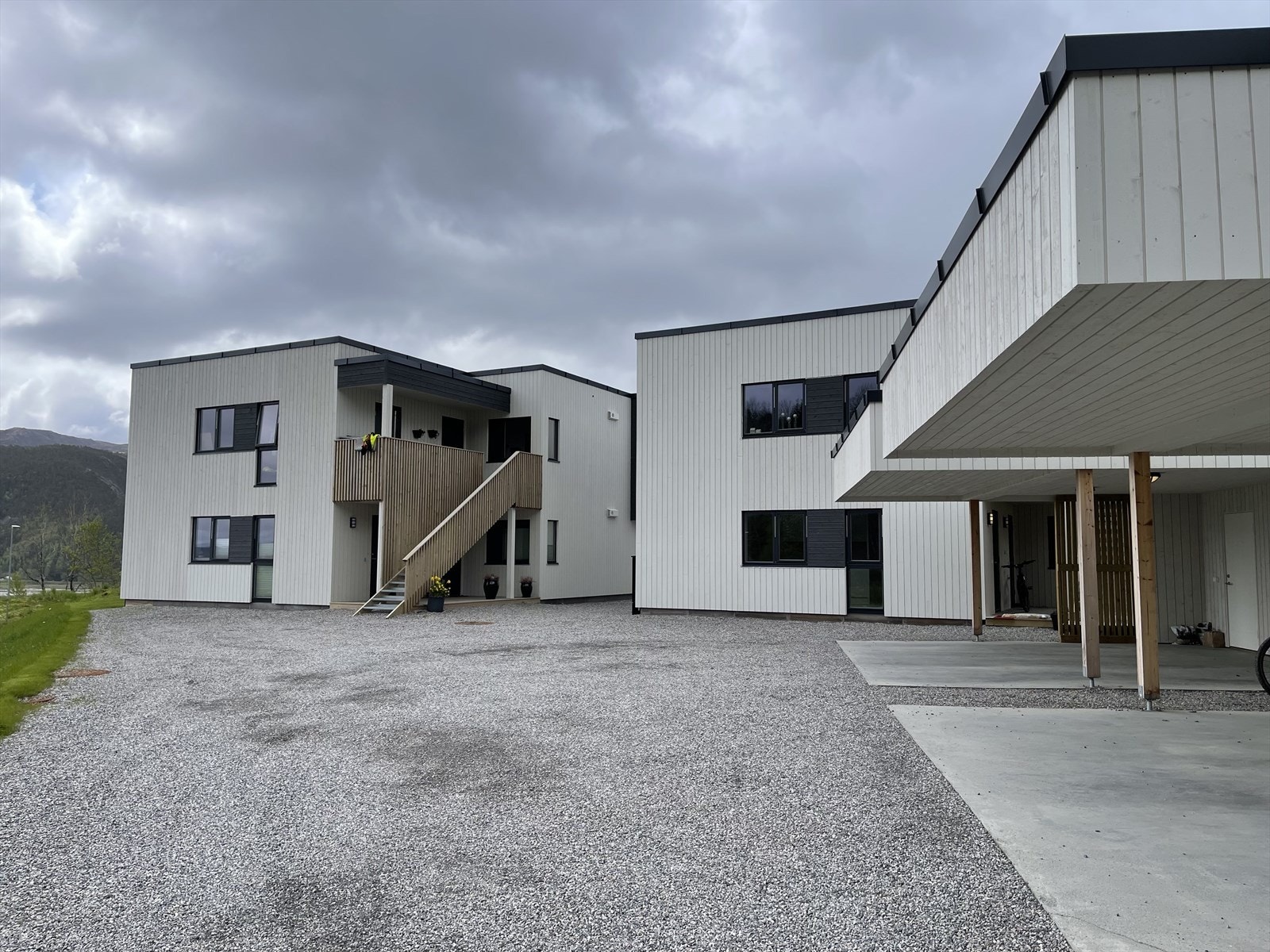 Felles gårdsplass med egne carport og bod. Galleribilde