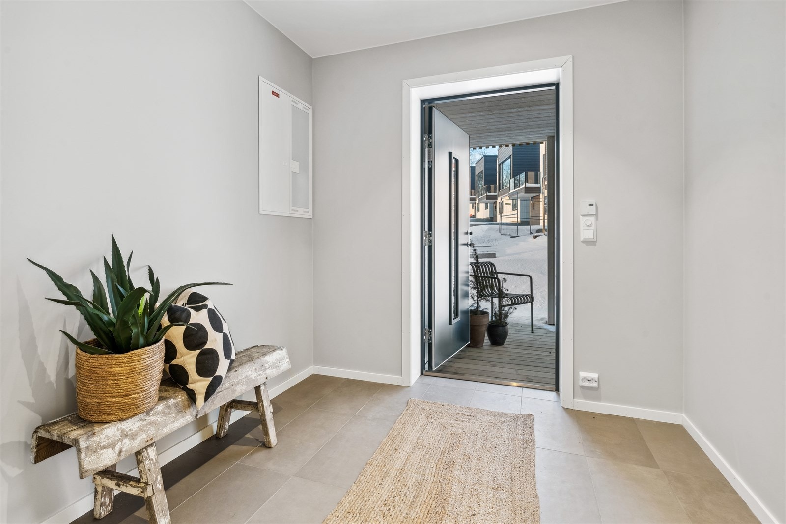 Romslig entre med plass til garderobeskap. Galleribilde