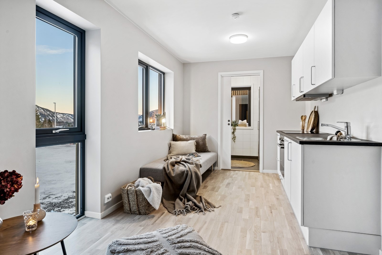 Hybelen har et eget kjøkken, plass til seng, liten sofa framfor TV og eget bad med opplegg til vaskemaskin. Galleribilde