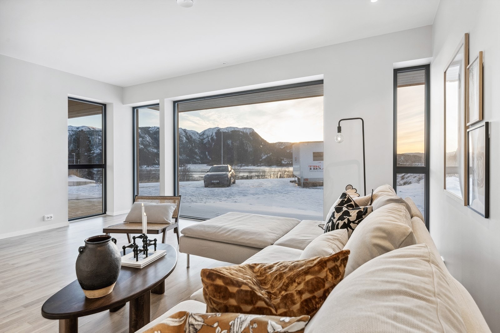 Vinduene har mørk karm både innvendig og utvendig. Galleribilde
