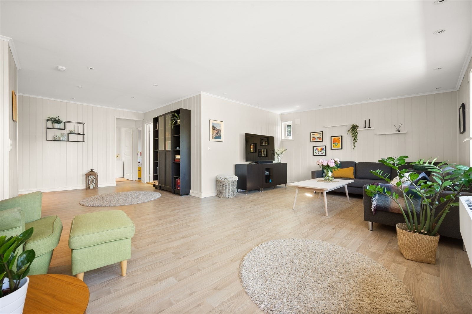 I stue er det god plass til flere sittegrupper og soner. Det er installert luft til luft varmepumpe i stue Galleribilde