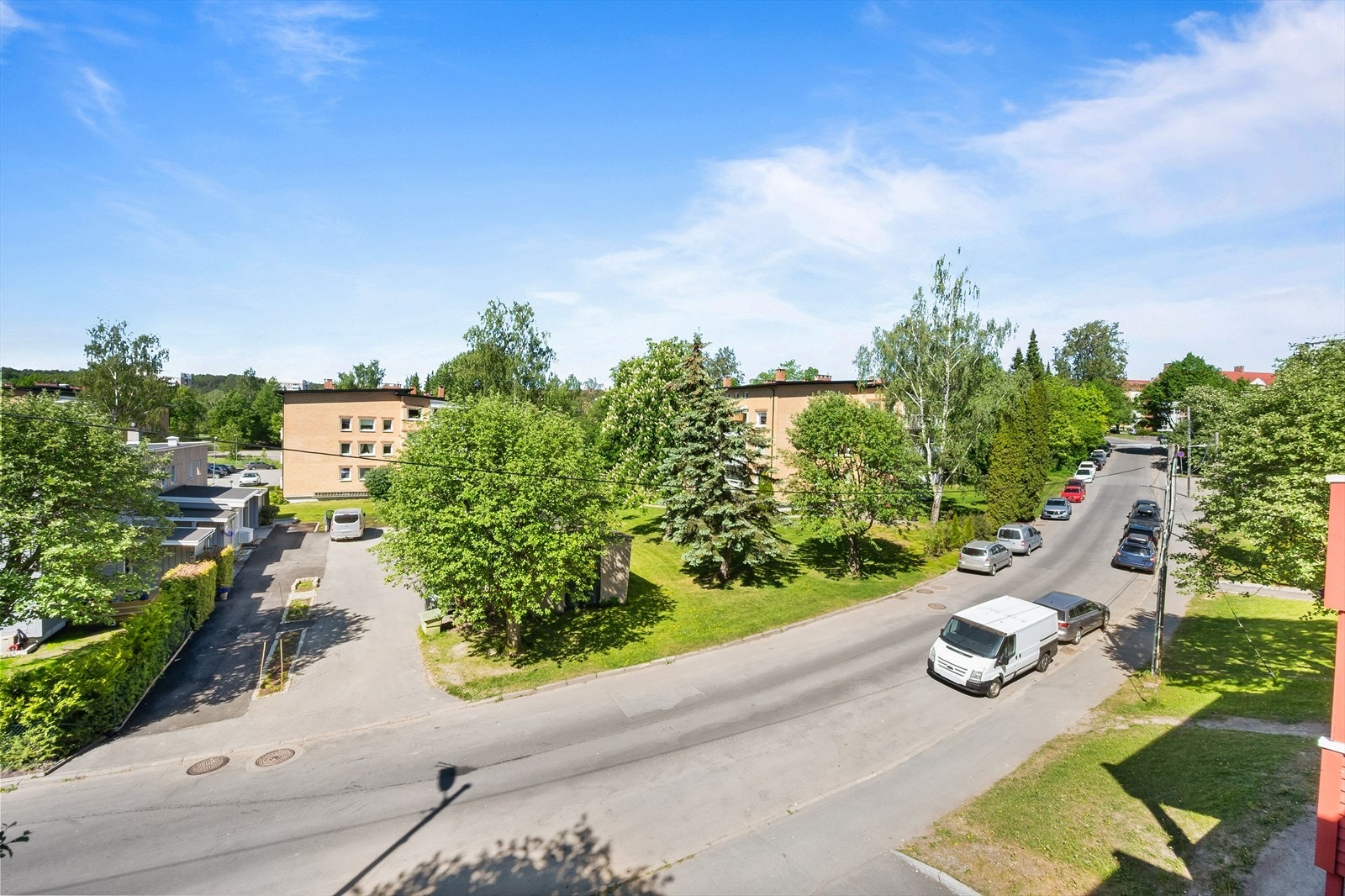 Leiligheten disponerer en garasjeplass i rekke. Gateparkering etter gjeldende bestemmelser. Her bor du i et populært og hyggelig nabolag Galleribilde