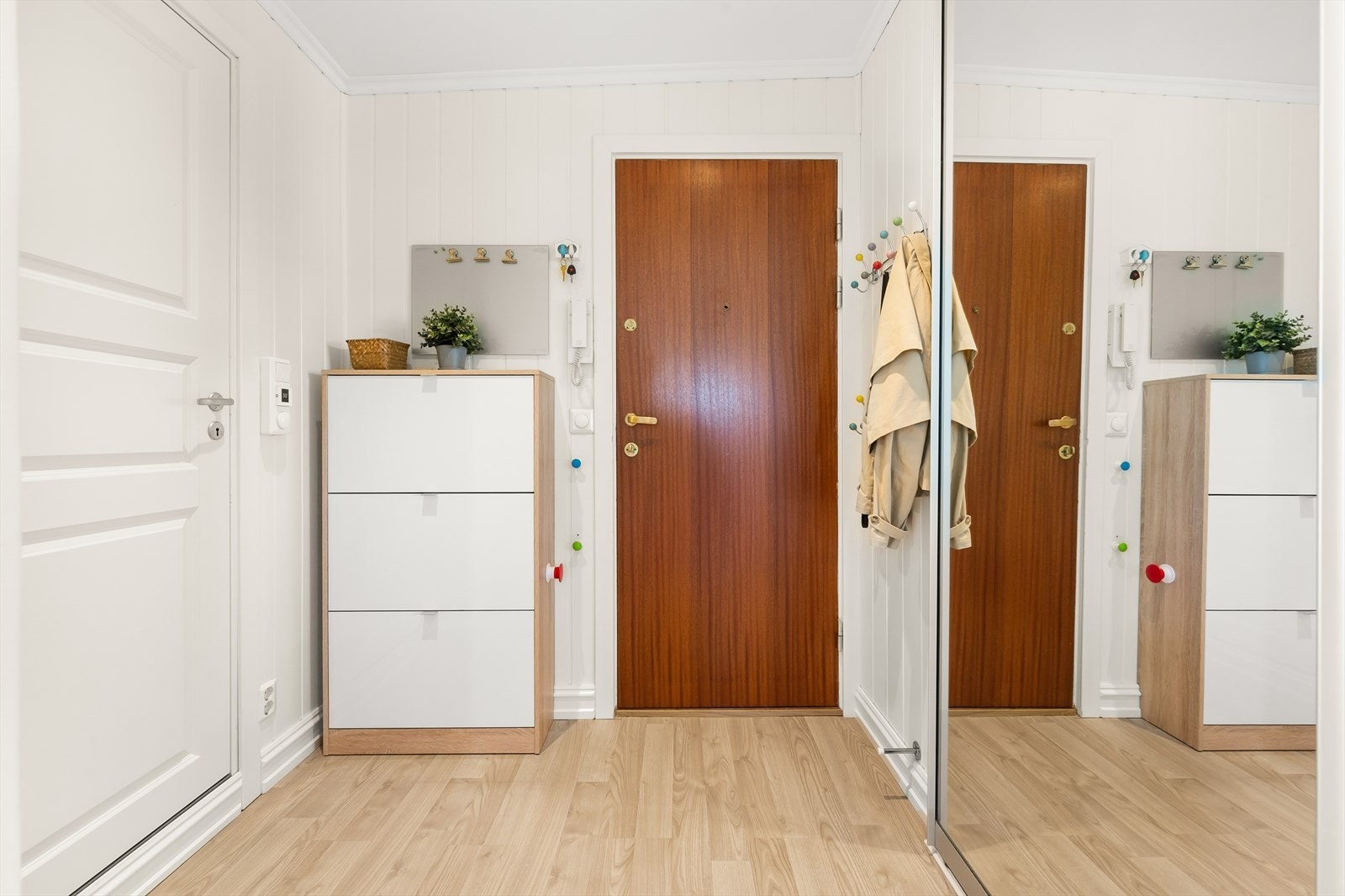 Entrè med plass til oppbevaring av sko og yttertøy. Leiligheten disponerer 3 kjellerboder på ca. 11, 2 og 3 m² Galleribilde