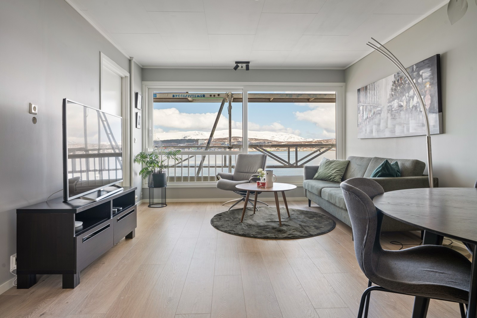 God plass for sofagruppe og naturlig plass for TV.