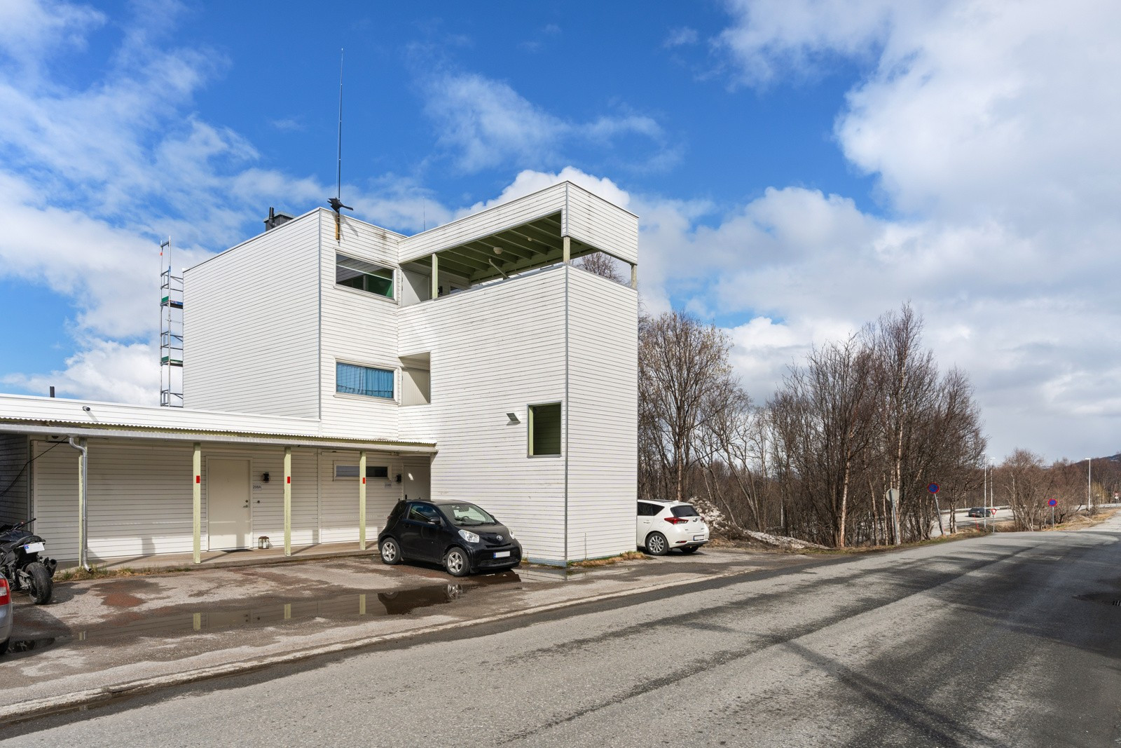 Leiligheten framstår moderne med gjennomgående bra standard, god planløsning og vestvendt beliggenhet med strålende solforhold.