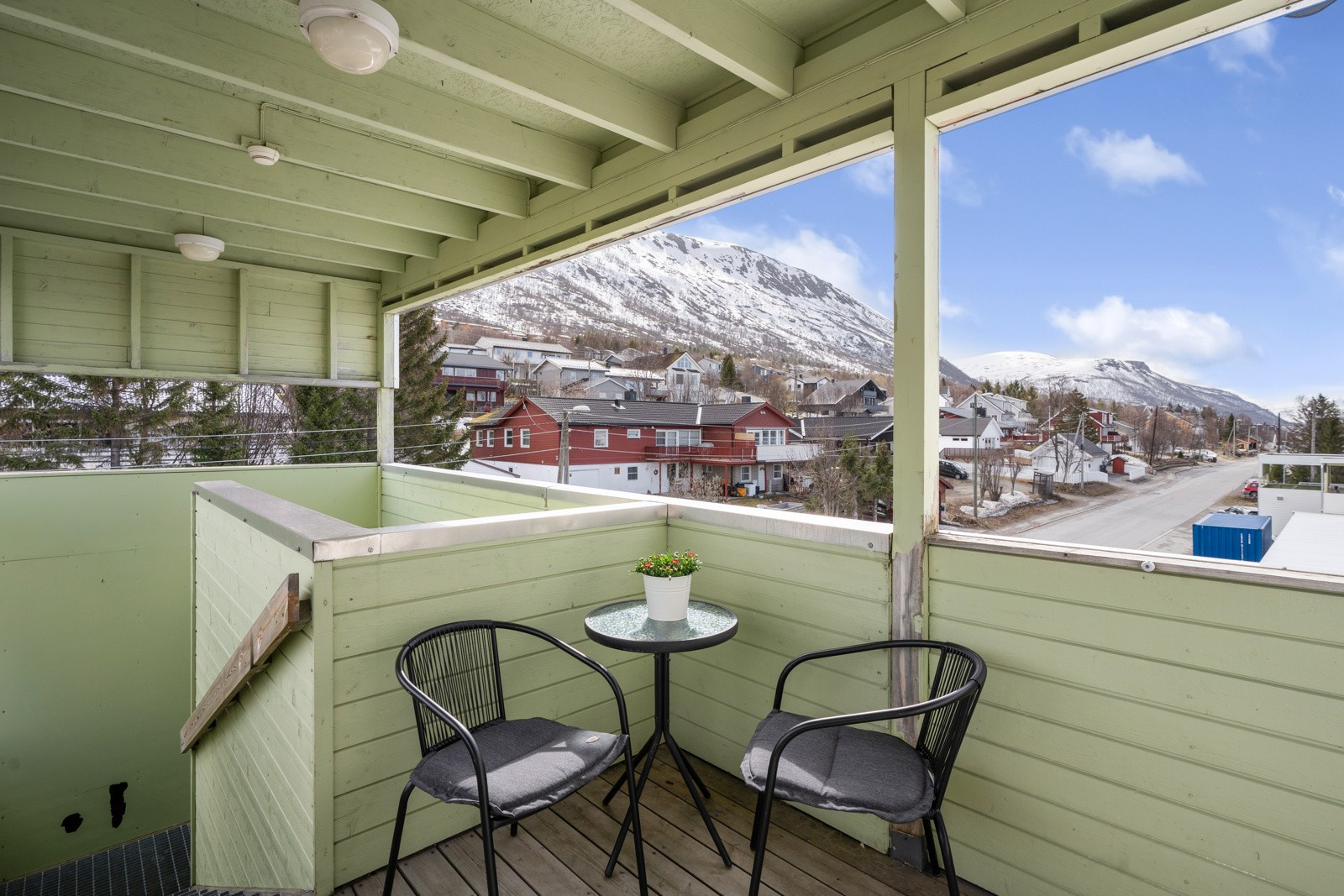 En flott og moderne 3-roms topp- og hjørneleilighet med parkering.