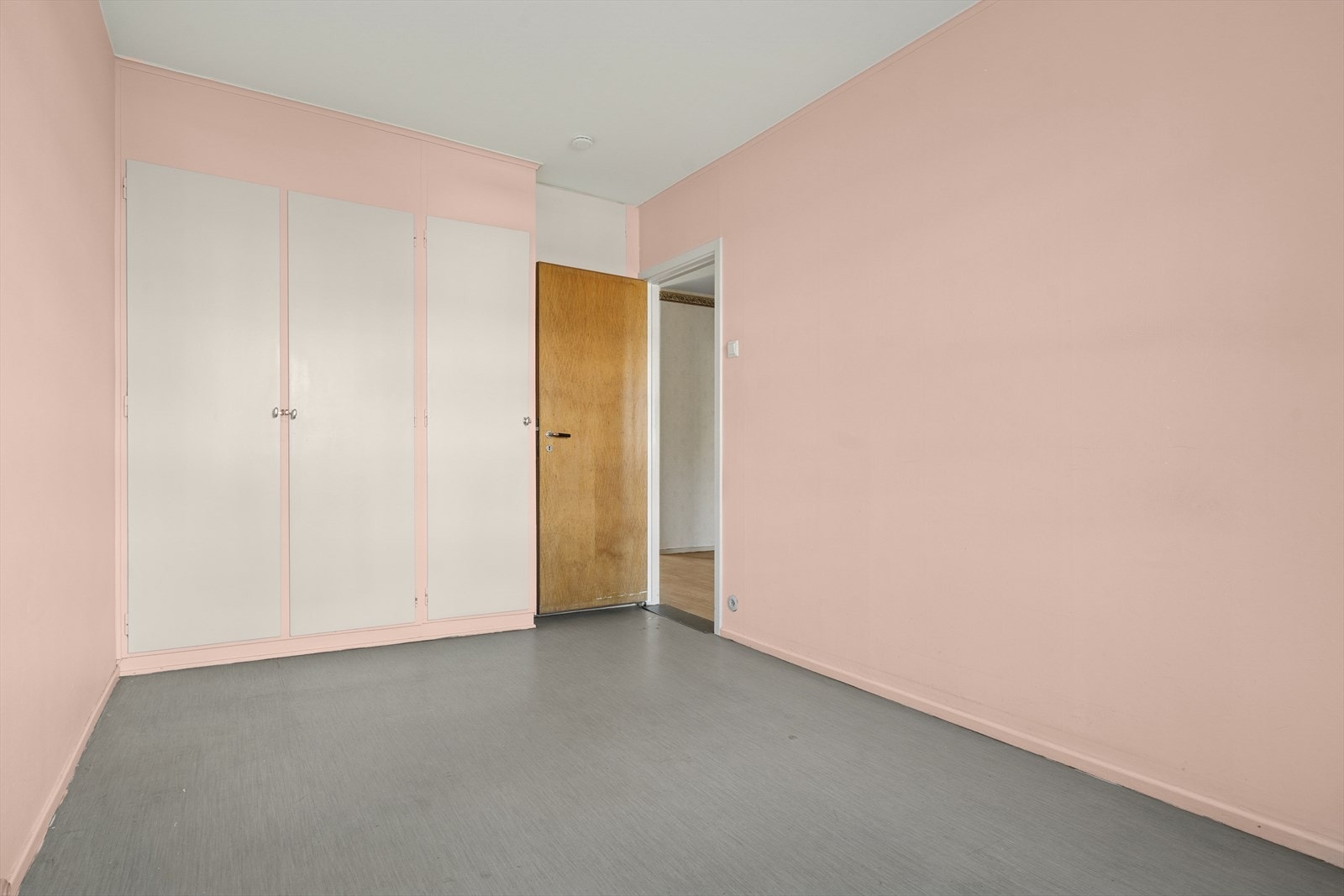 Her er det også en integrert garderobe med rikelig oppbevaringsplass Galleribilde