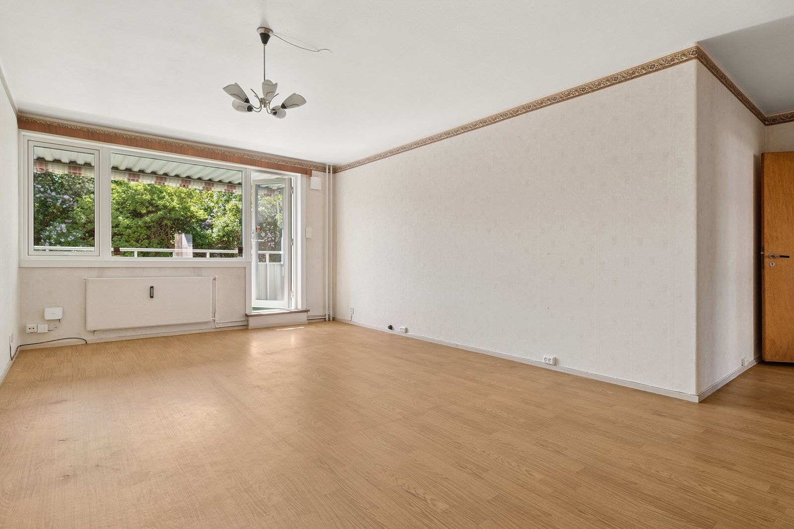 Stor og luftig stue med direkte utgang til balkong på 8m² Galleribilde