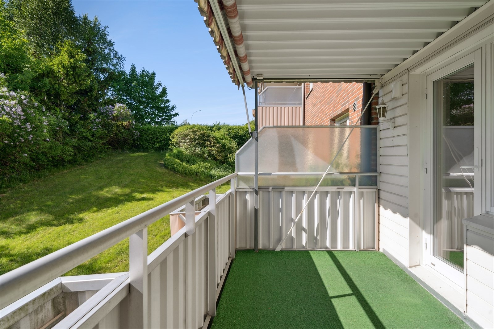 Her er det god plass til sittegruppe, grill, og ønsket beplantning Galleribilde