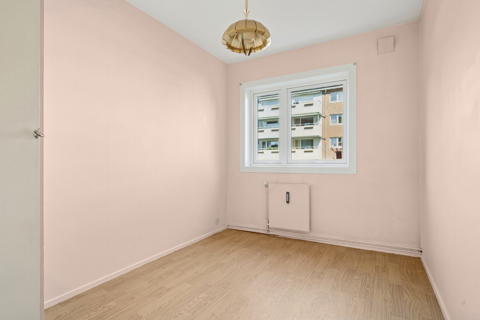 Soverom 2 er også av god størrelse, og egner seg godt som hjemmekontor, barnerom eller gjesterom. Galleribilde