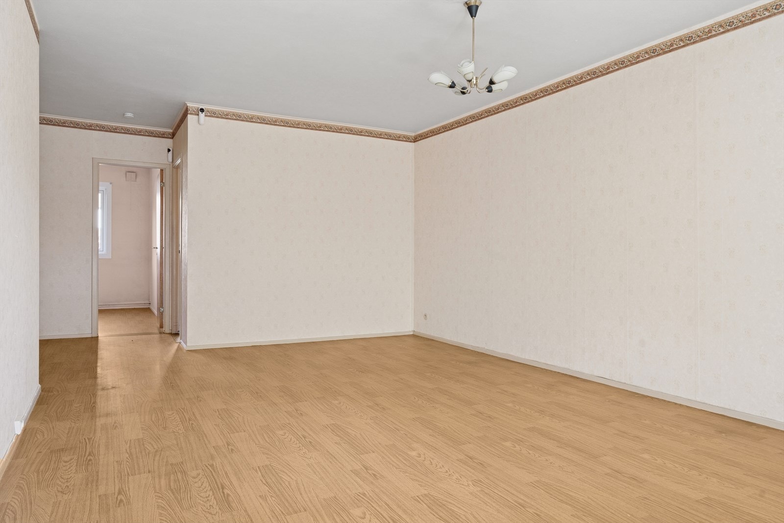 Leilighetens stue er åpen og romslig, og blir et naturlig samlingspunkt i leiligheten, med god plass til både sittegruppe og spisebord Galleribilde