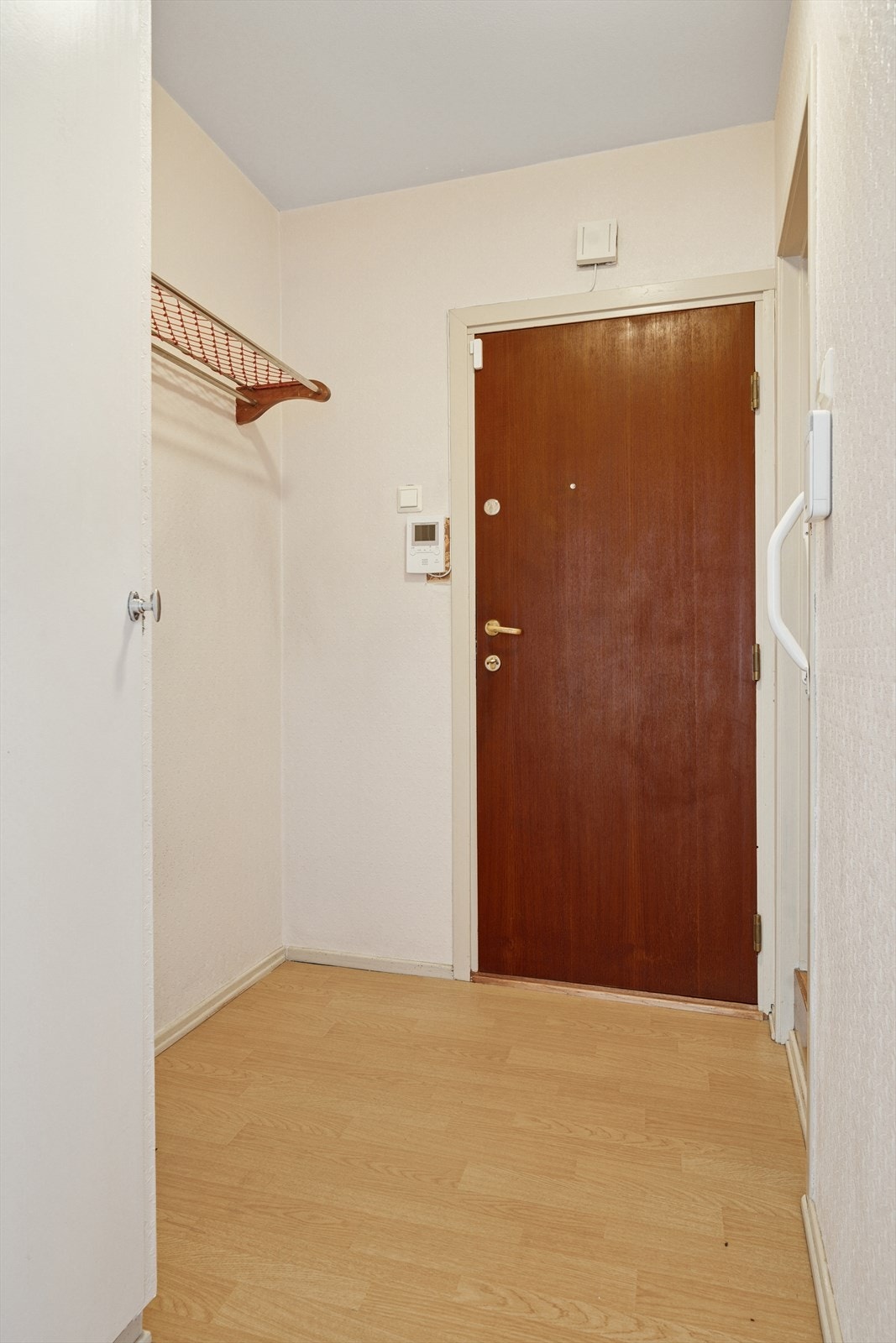 Velkommen inn! Leiligheten byr på en lys og romslig entré med god plass til å henge fra seg yttertøy før man trer videre inn i boligen Galleribilde