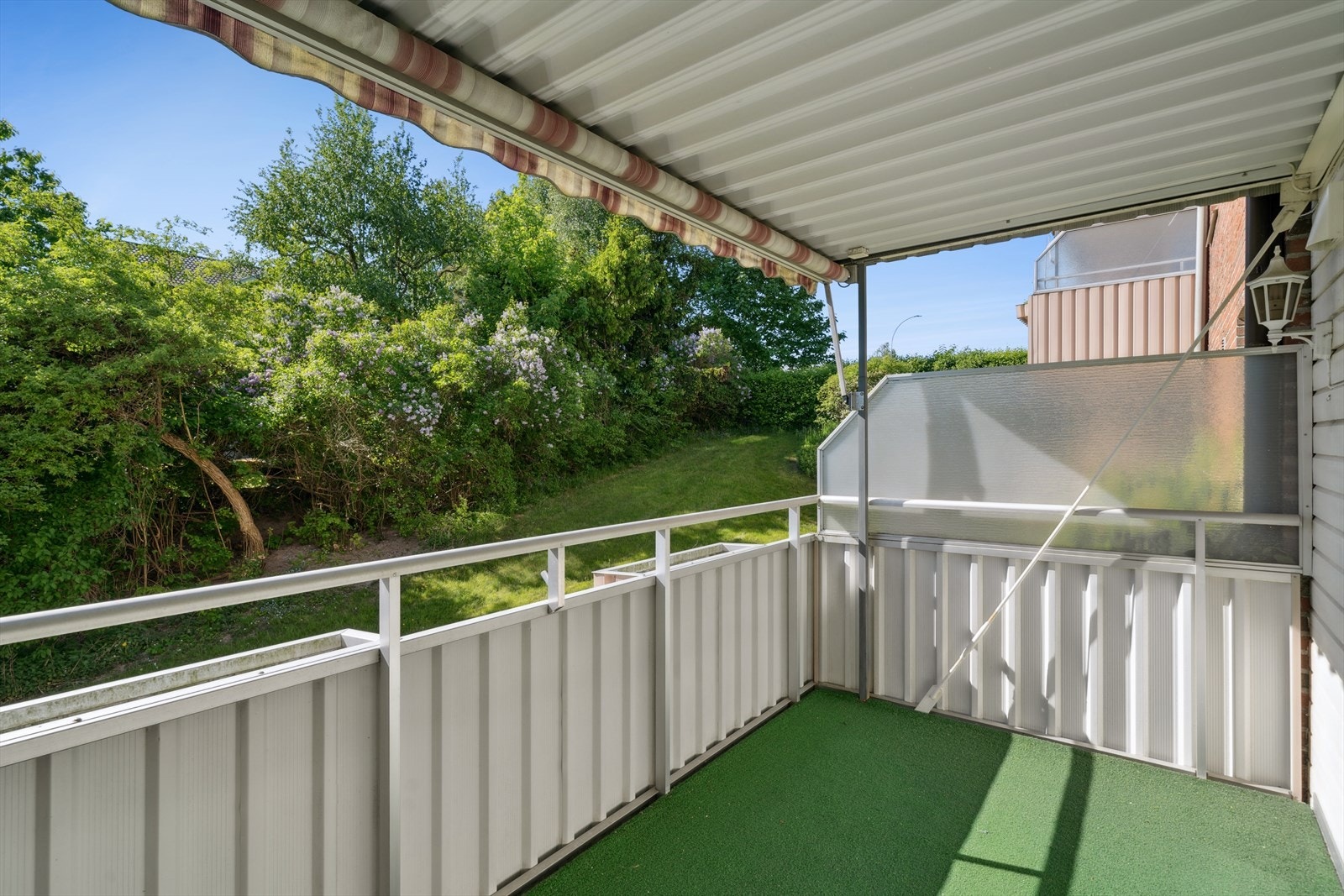 Balkongen har en skjermet beliggenhet med lite innsyn Galleribilde