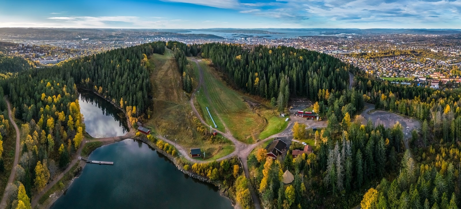 Trollvann som befinner seg i Lillomarka er et mindre skogsvann som er et populært badested og fiskested på sommerstid Galleribilde
