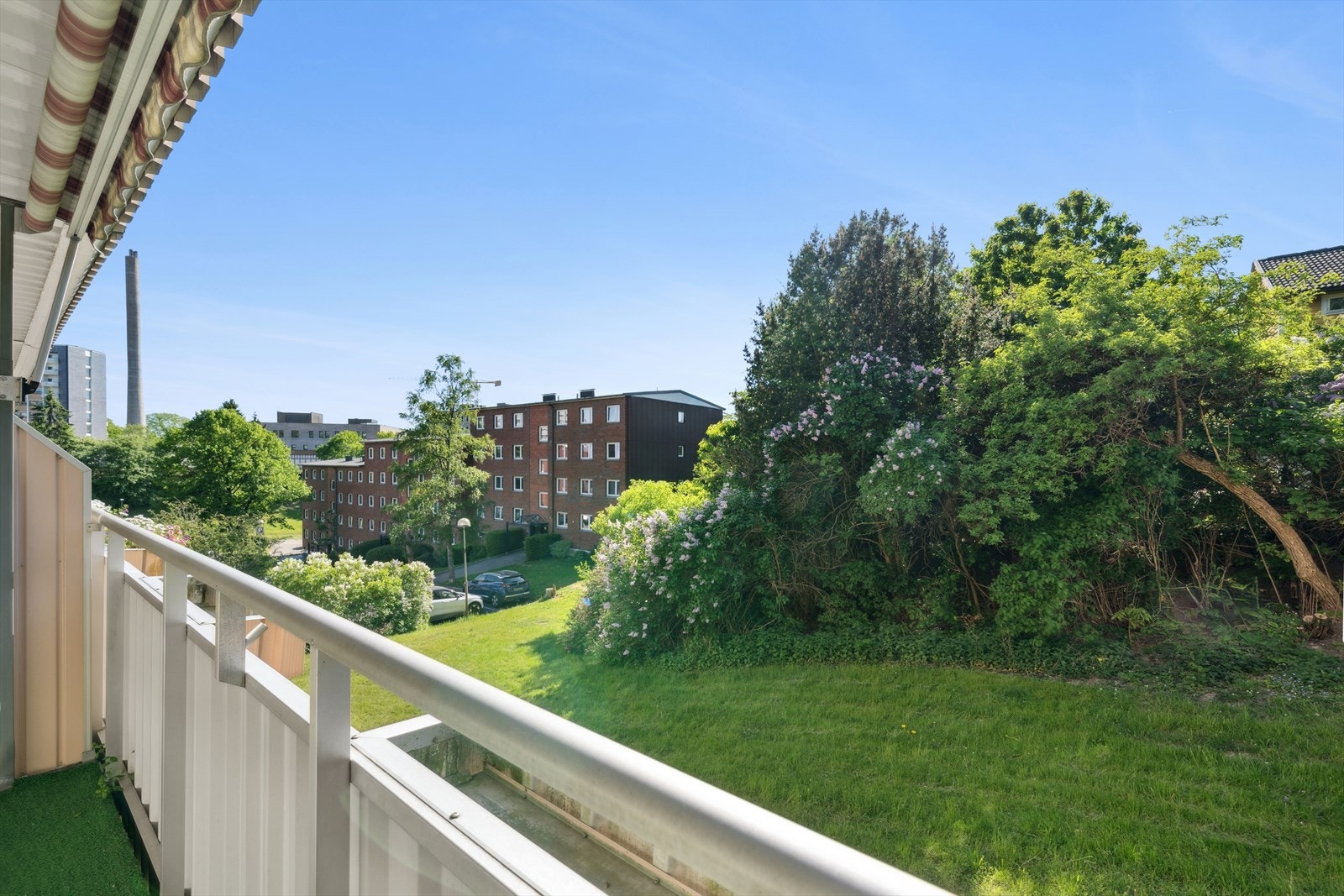 Fra balkongen er det hyggelig utsyn over borettslagets grøntområder Galleribilde
