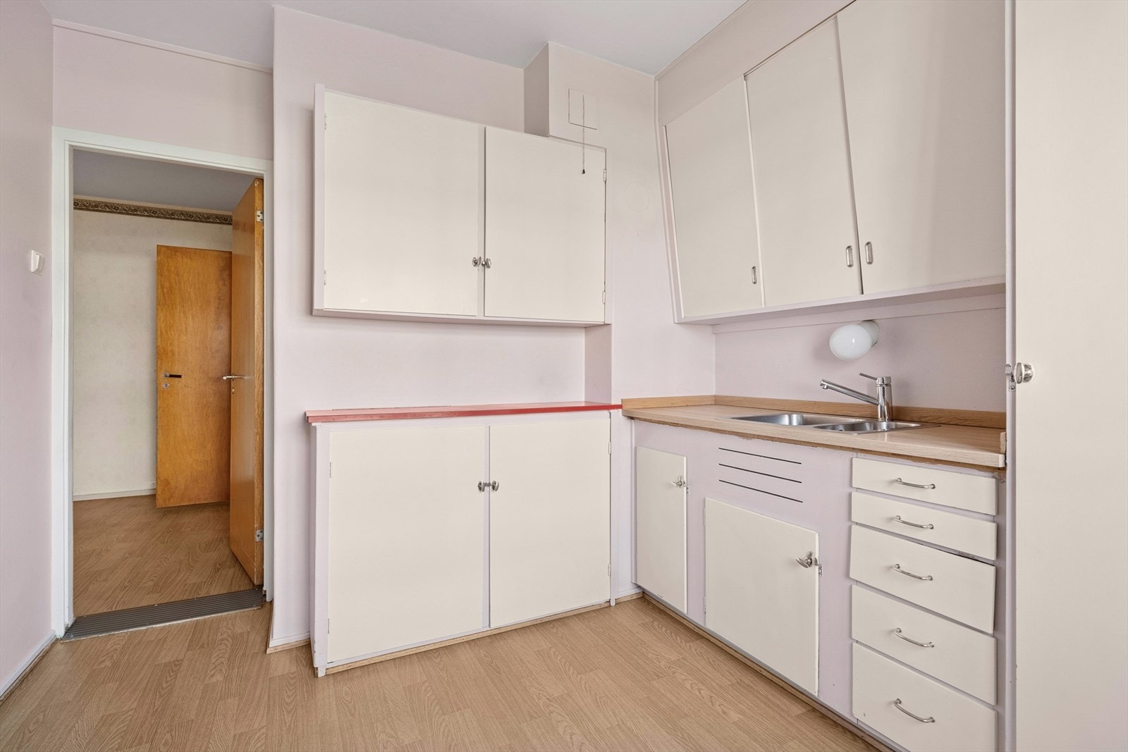 Kjøkkenet byr på rikelig med lagringsplass i skuffer og skap Galleribilde