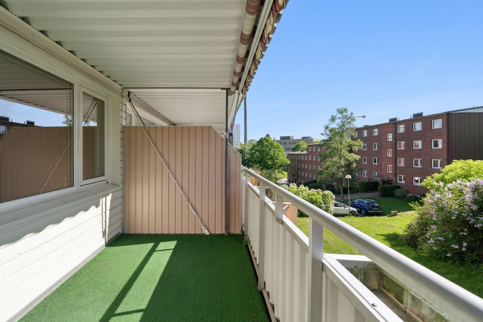 Vestvendt balkong med gode solforhold Galleribilde