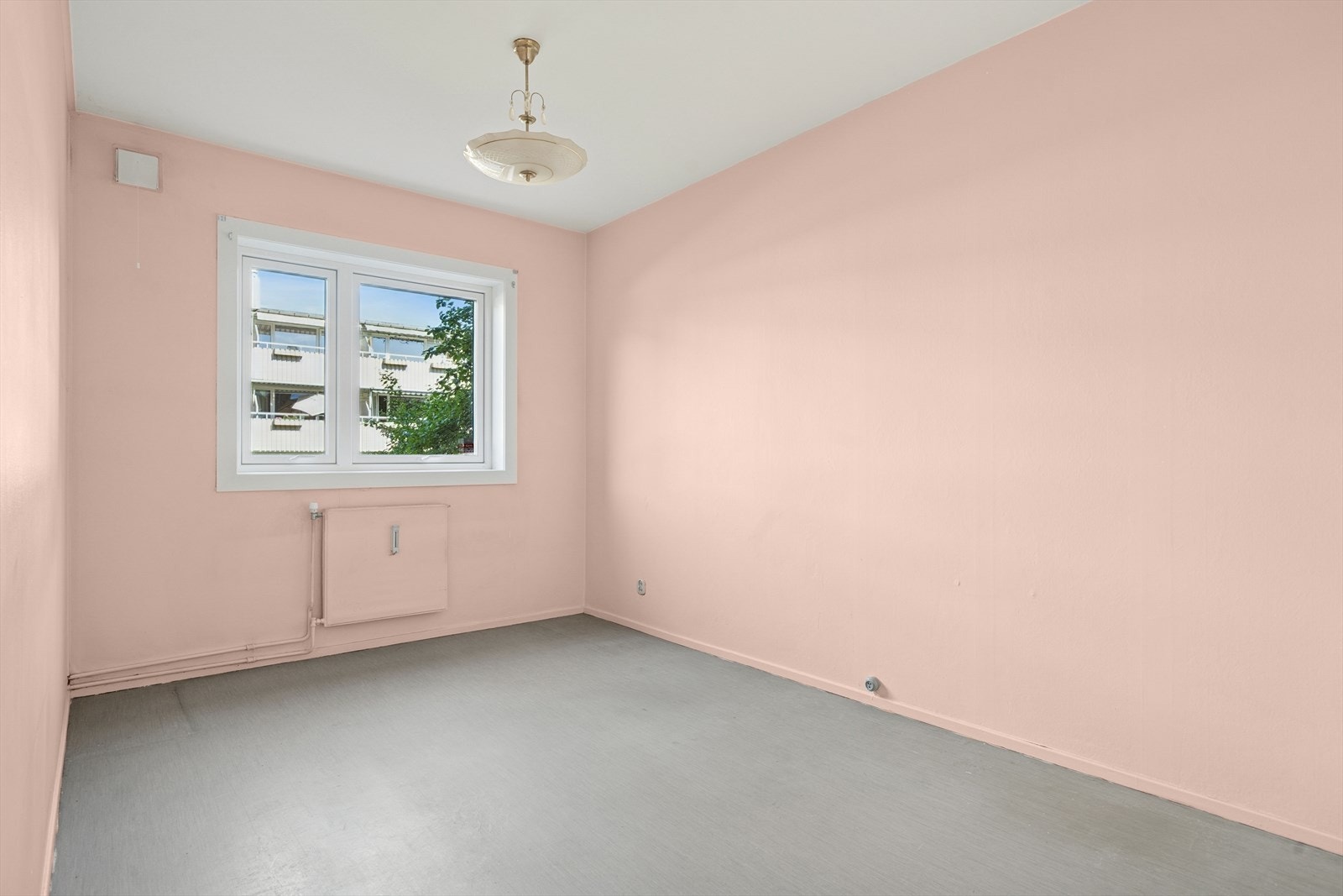 Hovedsoverommet er stort, med rikelig plass til dobbeltseng og nattbord på begge sider Galleribilde