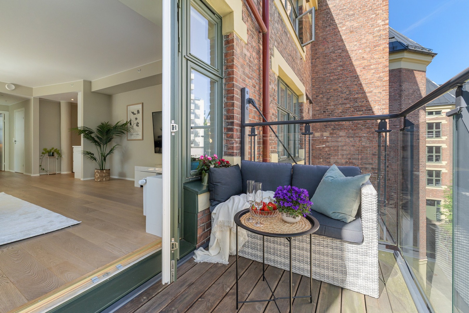 Doble balkongdører skaper en sømløs overgang mellom ute- og innerom. Galleribilde