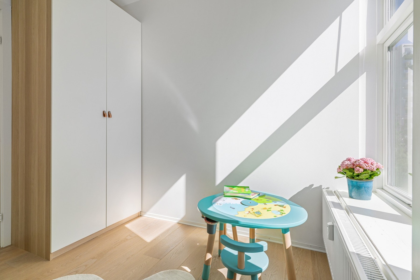 Også her er det godt med lagringsplass i praktisk garderobeskap. Galleribilde