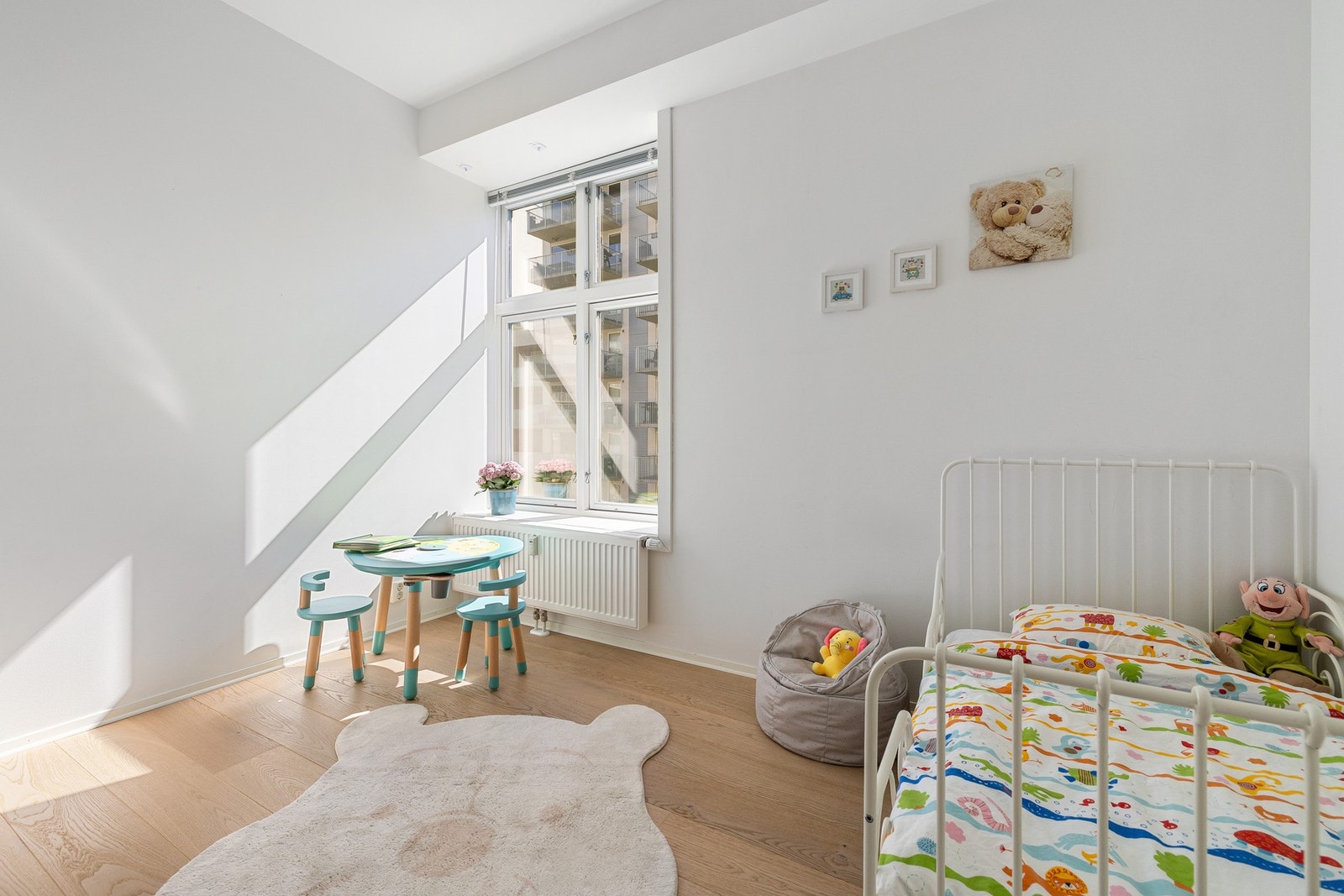 Et lyst og luftig soverom med god plass til ønsket innredning. Galleribilde