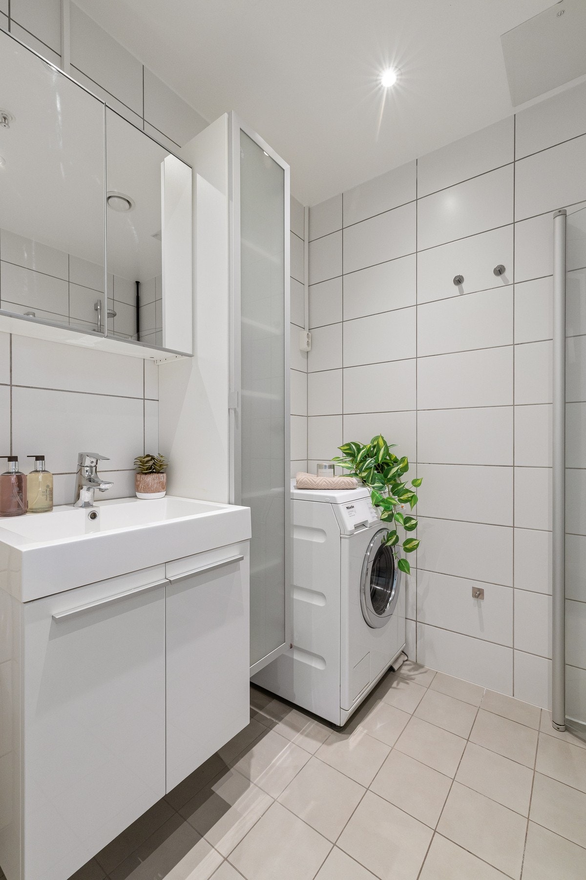 Det er plass til både vaskemaskin og tørketrommel. Galleribilde