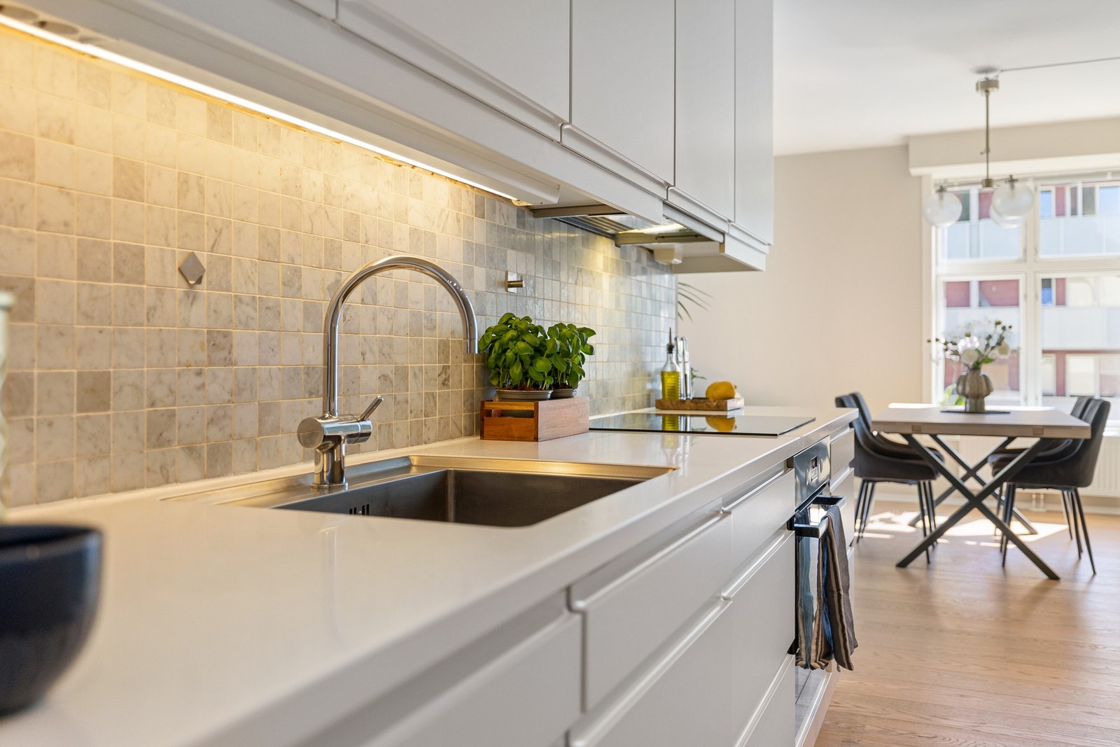 Det er integrerte hvitevarer som platetopp, stekeovn, oppvaskmaskin og kjøleskap med frysedel. Galleribilde