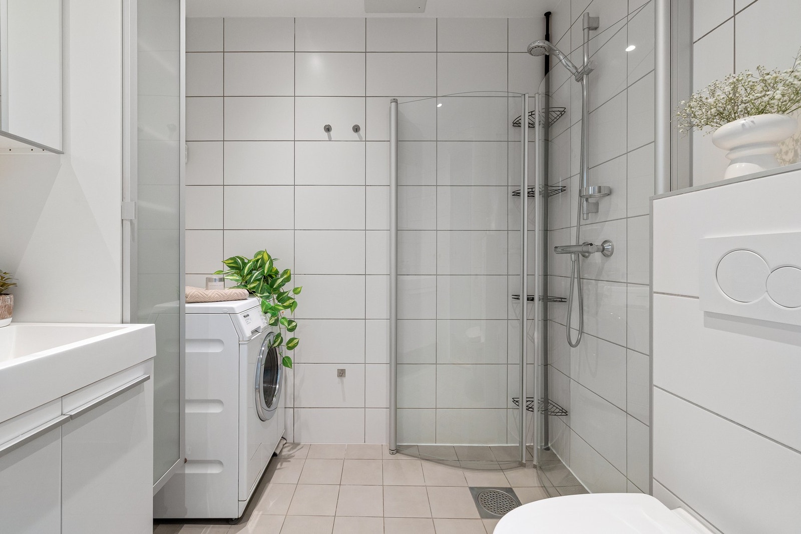 Lyst, flislagt baderom med varme i gulv. Galleribilde