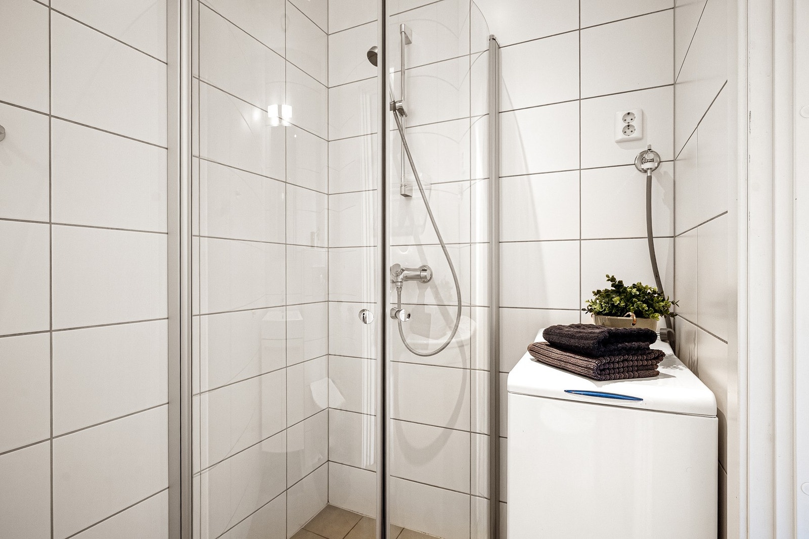 Badet har også opplegg og plass til vaskemaskin av smal type. Galleribilde