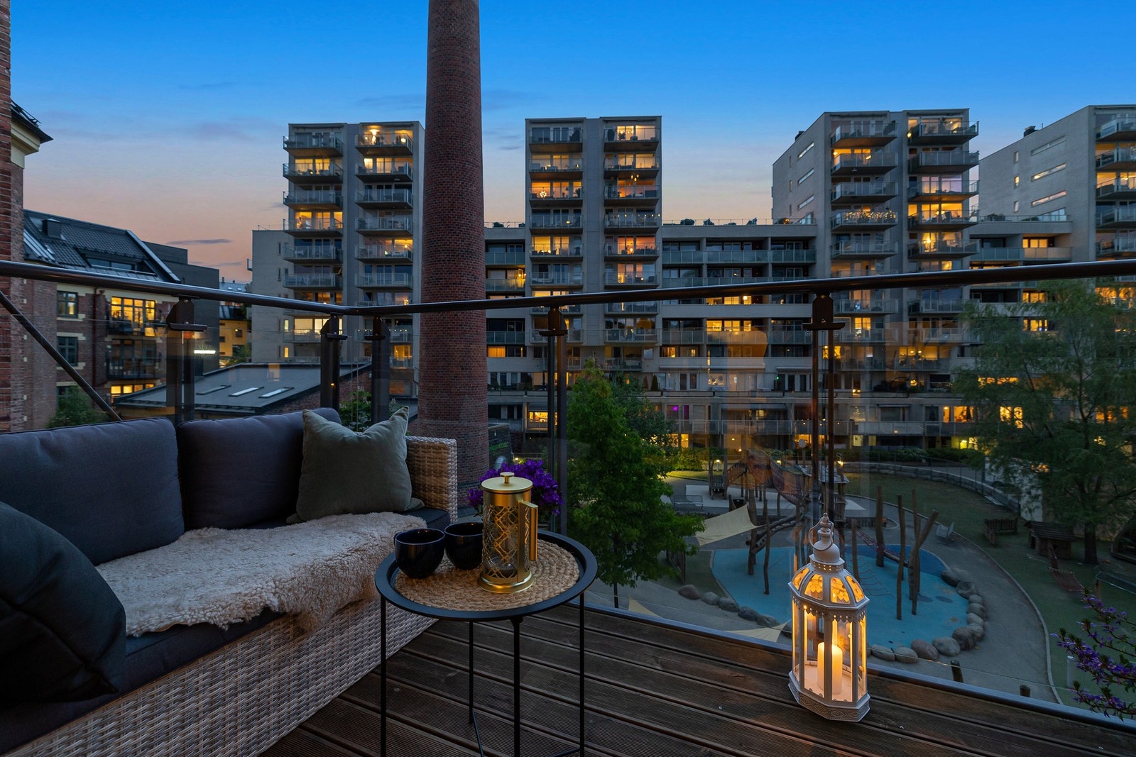 Varme sommerkvelder kan nytes på en sydøstvendt balkong på 5 kvm. Galleribilde