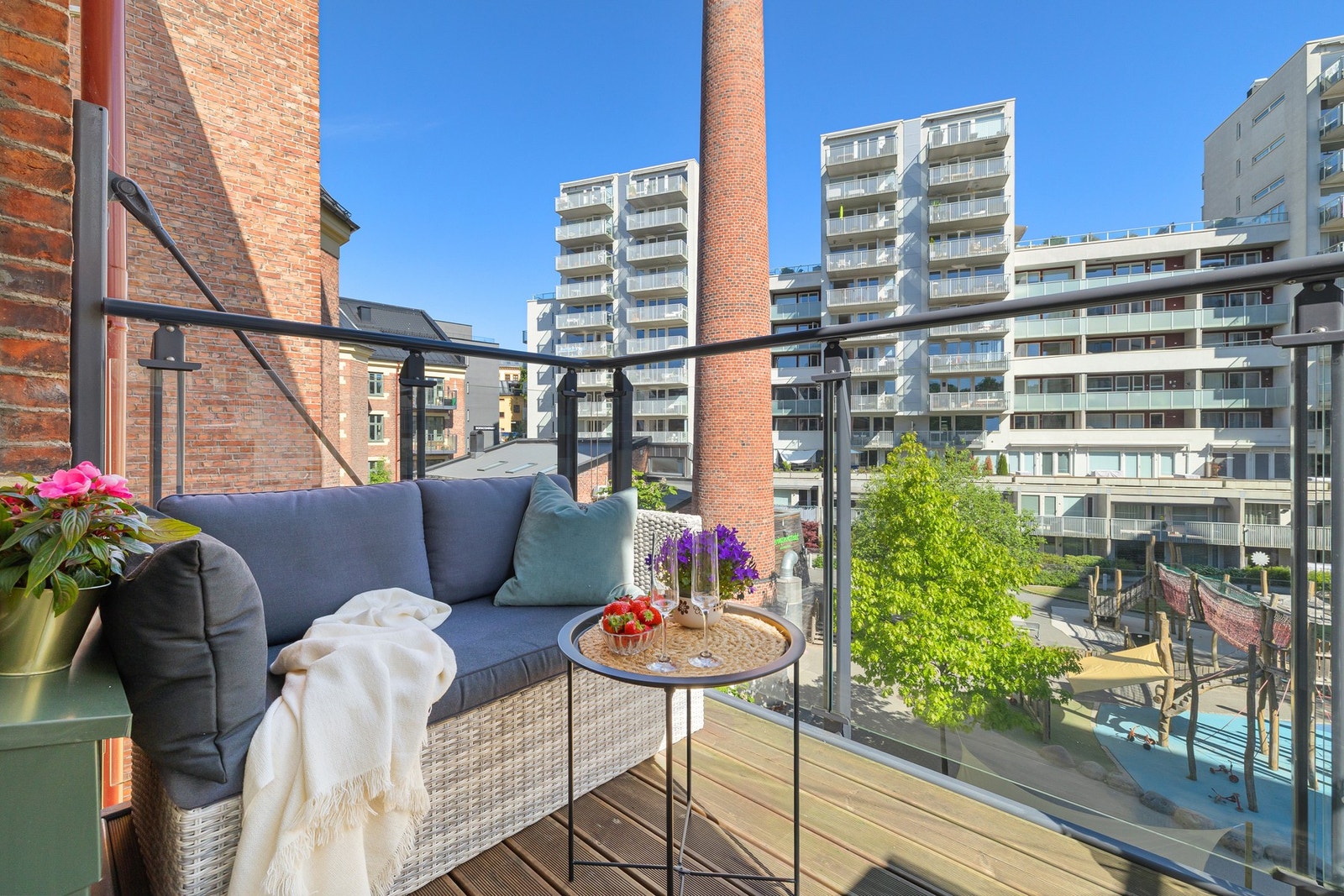 Lys, gjennomgående & luftig 4-roms (3+1) hjørneleilighet fra 2014. Hybeldel: 13.500,- pr. mnd. Galleribilde