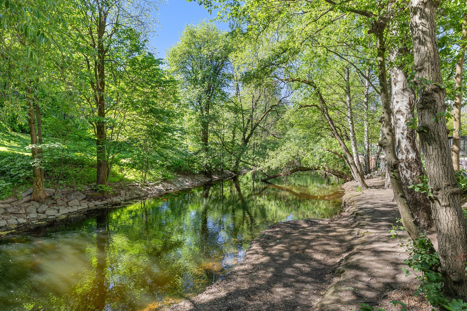 Akerselva er nærmeste nabo og byr på flotte turområder i begge retninger. Galleribilde