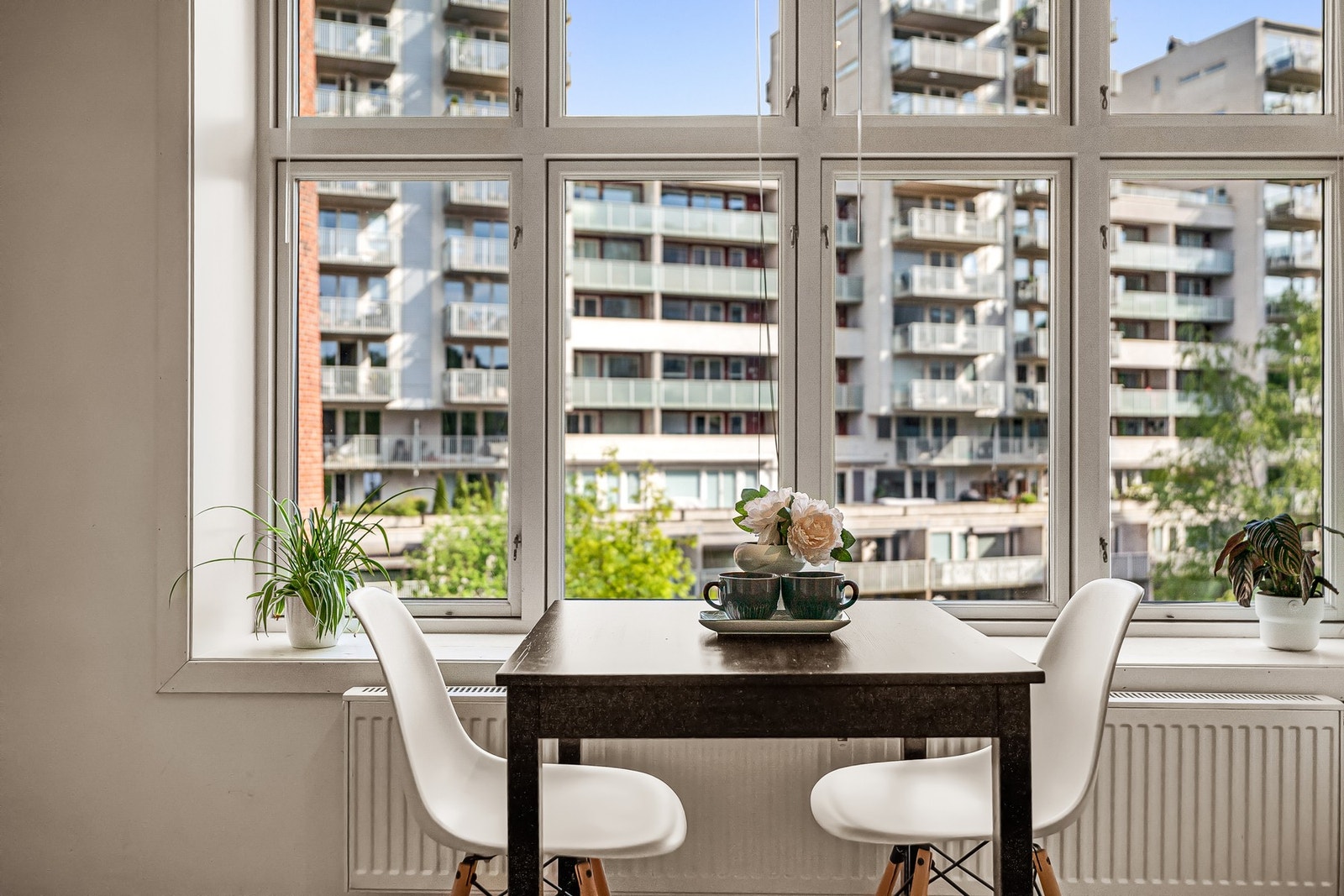 Hybelen oppleves meget lys som følge av store vinduer. Galleribilde