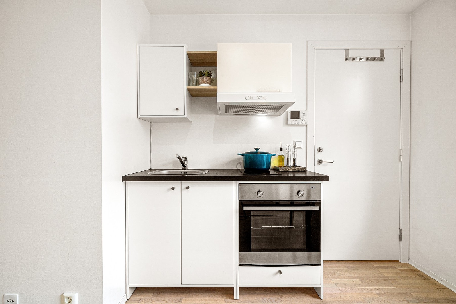 Hybelkjøkken med koketopp og stekeovn. Galleribilde