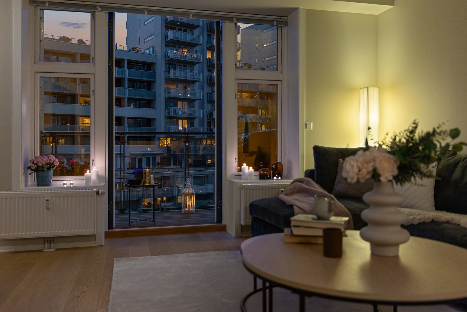 Flott kveldsstemning på balkongen./stue. Galleribilde