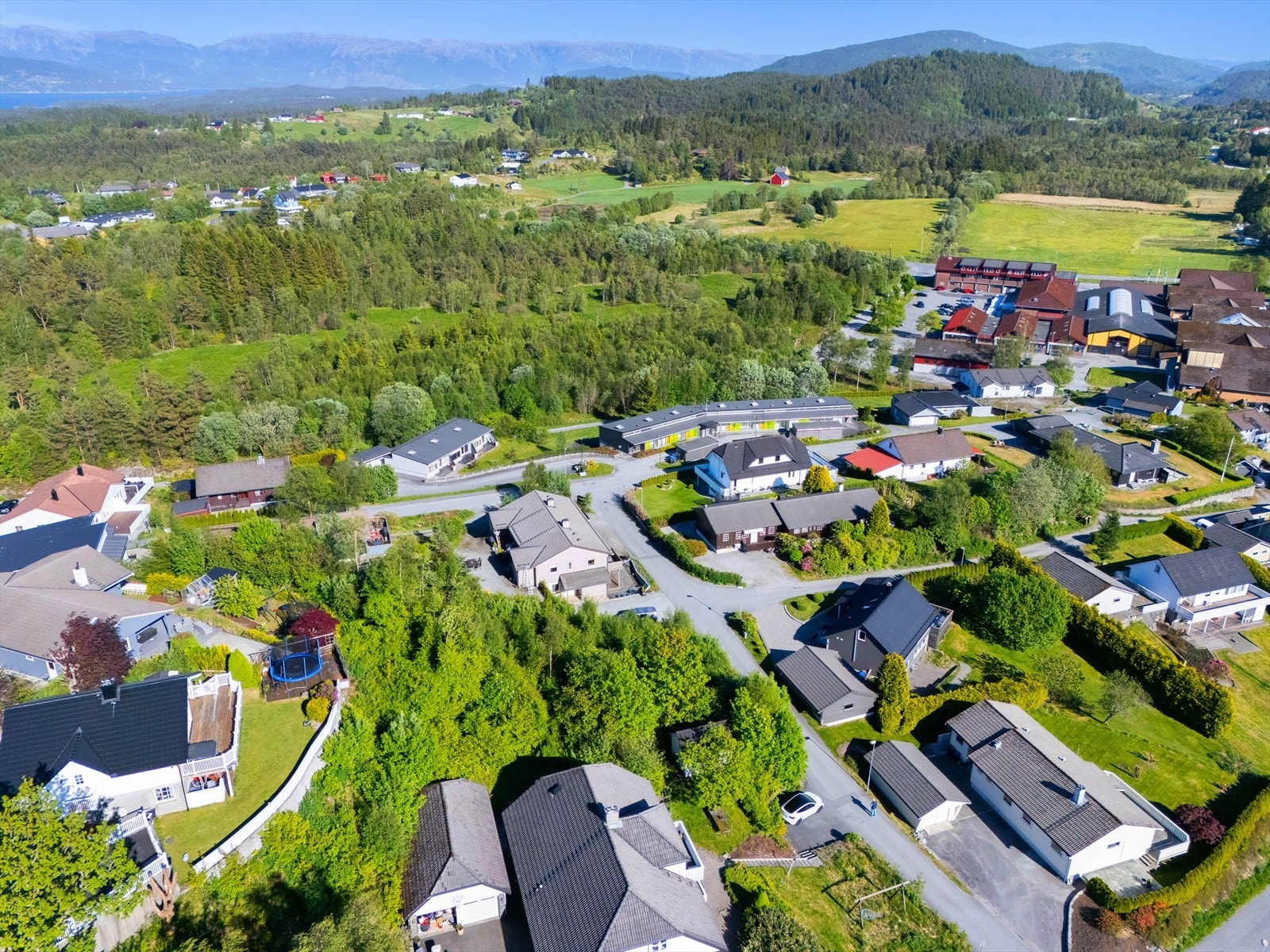 Herfra er det kort vei til butikker, lege/tannlege, treningssenter, barnehager og skole med mer. Galleribilde