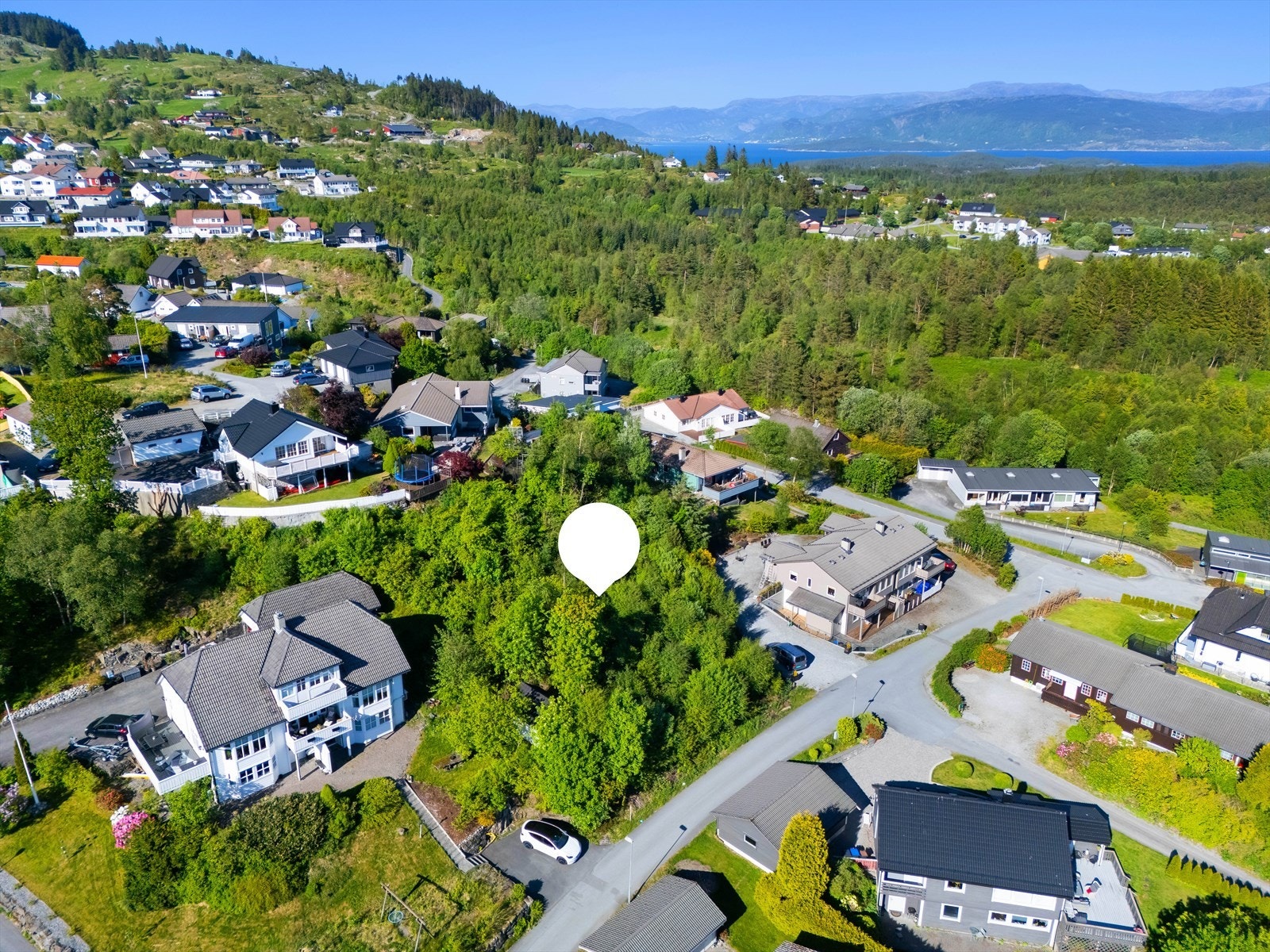 Flott boligtomt i Skrenten på Lindås. Eiendommen presenteres av Eiendomsmegler Norge v/Hans Petter Midbrød. Galleribilde