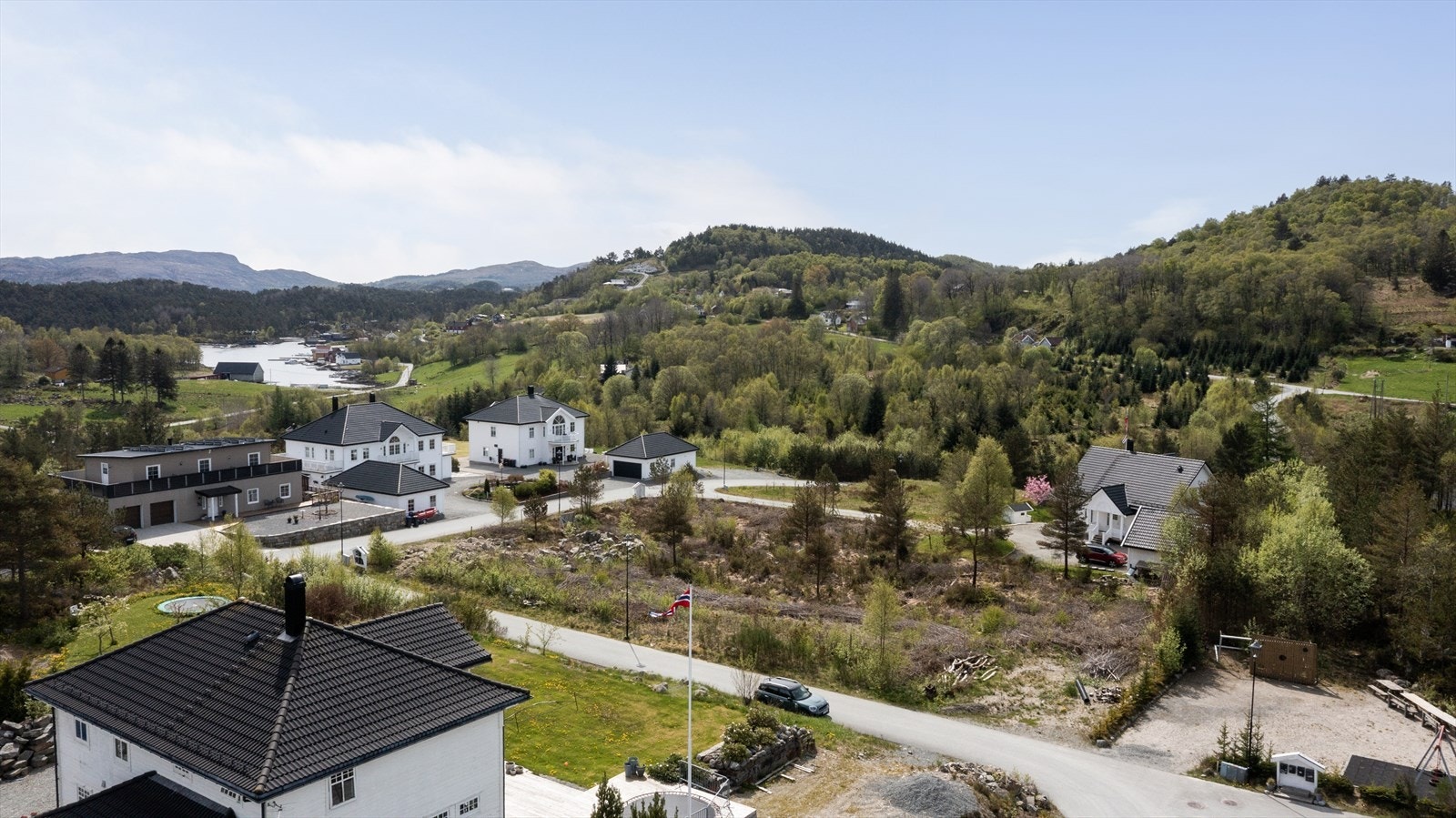 Tomten er flat og hovedsakelig naturtomt med gode muligheter for fradeling og bygging av flere boliger Galleribilde