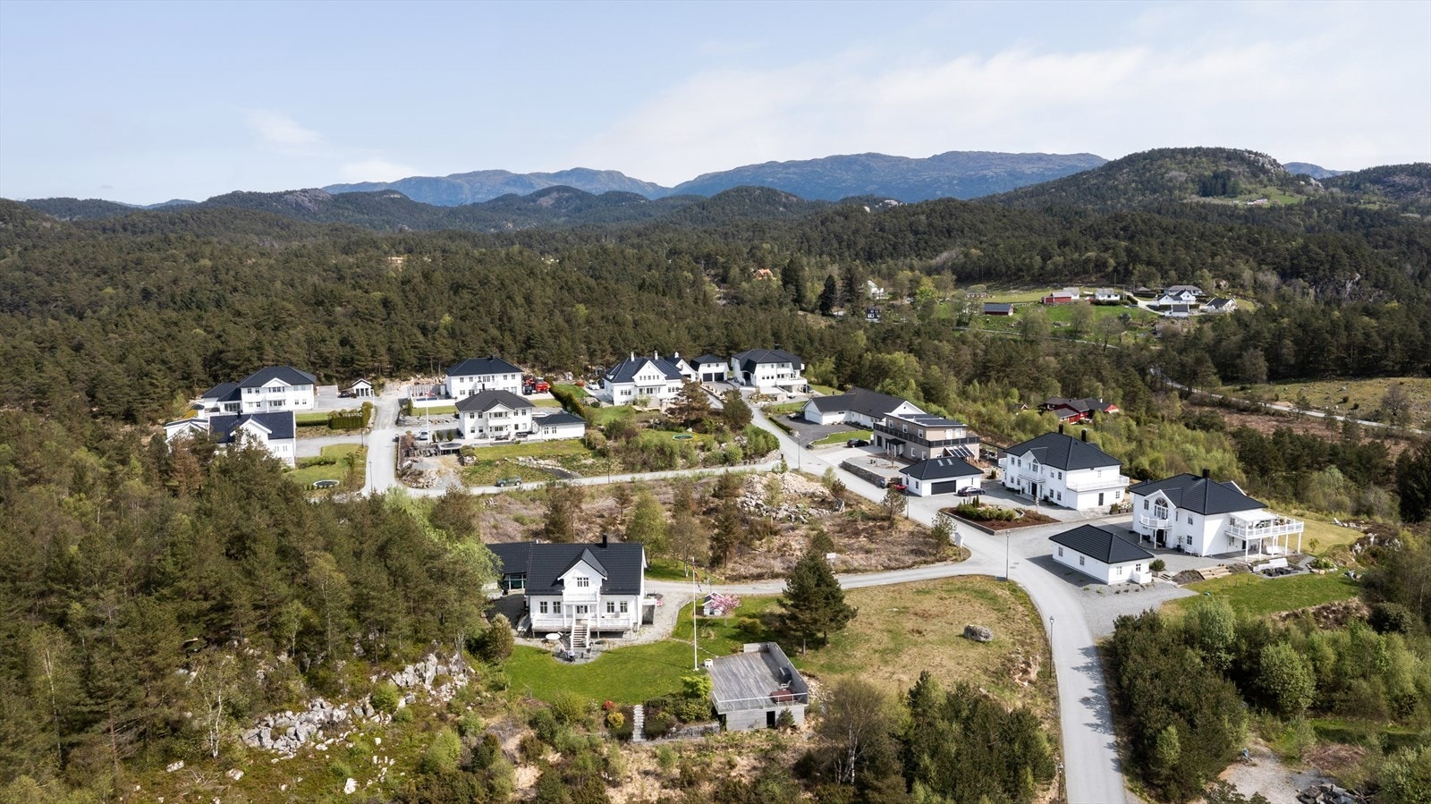 Her bor du i rolige omgivelser med nærhet til både natur og sentrum - perfekt for deg som ønsker god plass og et fredelig bomiljø Galleribilde