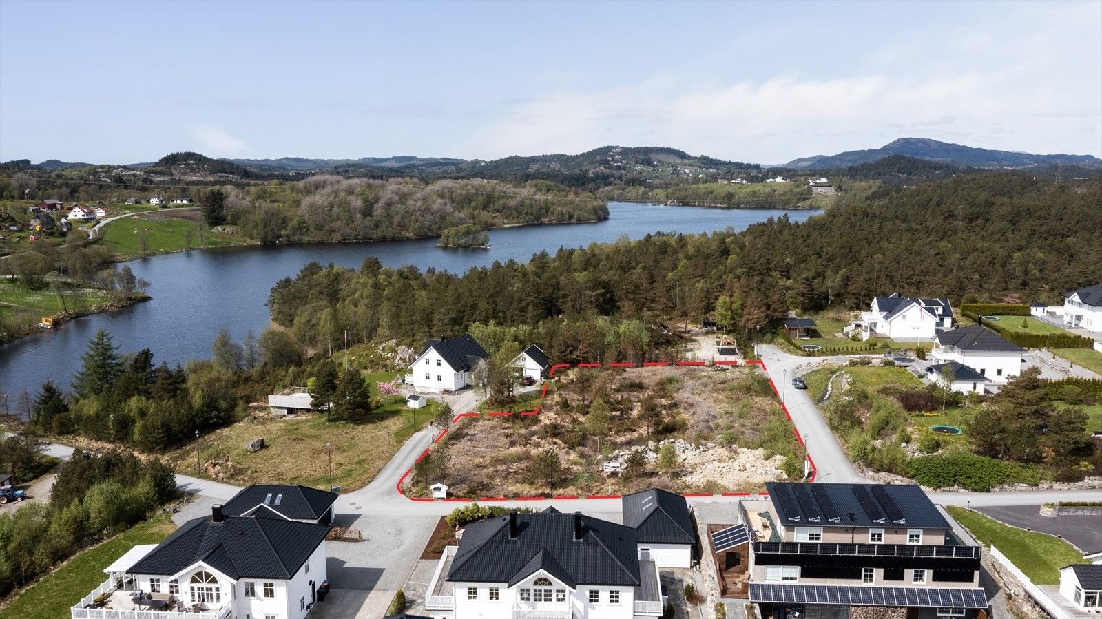 Tomten ligger i et etablert og barnevennlig område med eneboliger, lekeplasser og kort vei til sjøen Galleribilde