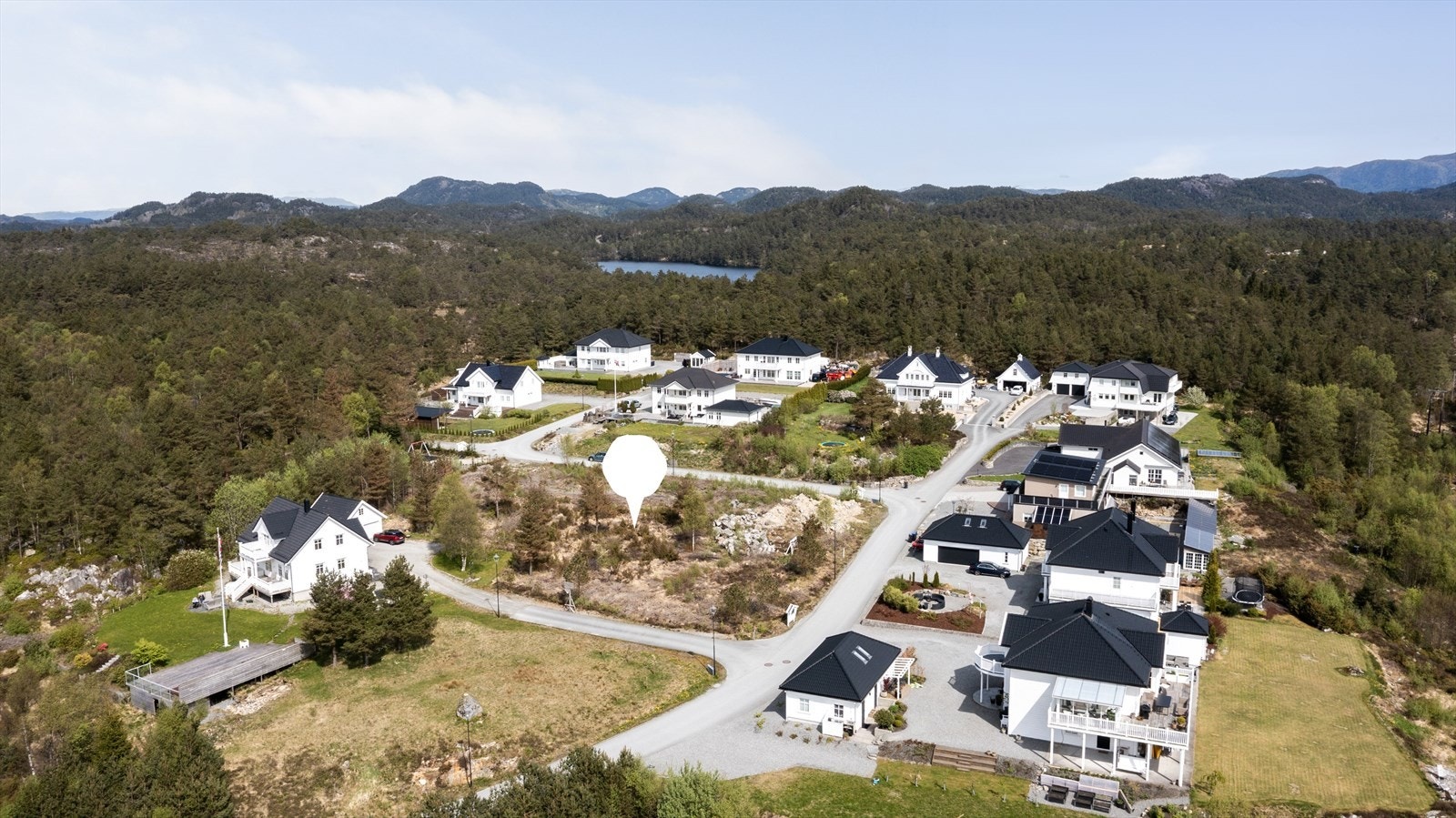 Urhaugtunet 6 er en stor og solrik tomt i attraktivt boligområde på Urhaugtunet i Sveio Galleribilde