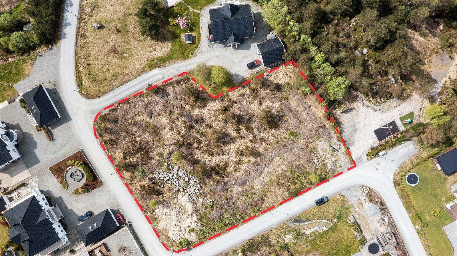 Tomten er på hele 3 295,5 kvm - tomtegrense omtrentlig inntegnet, avvik kan forekomme Galleribilde