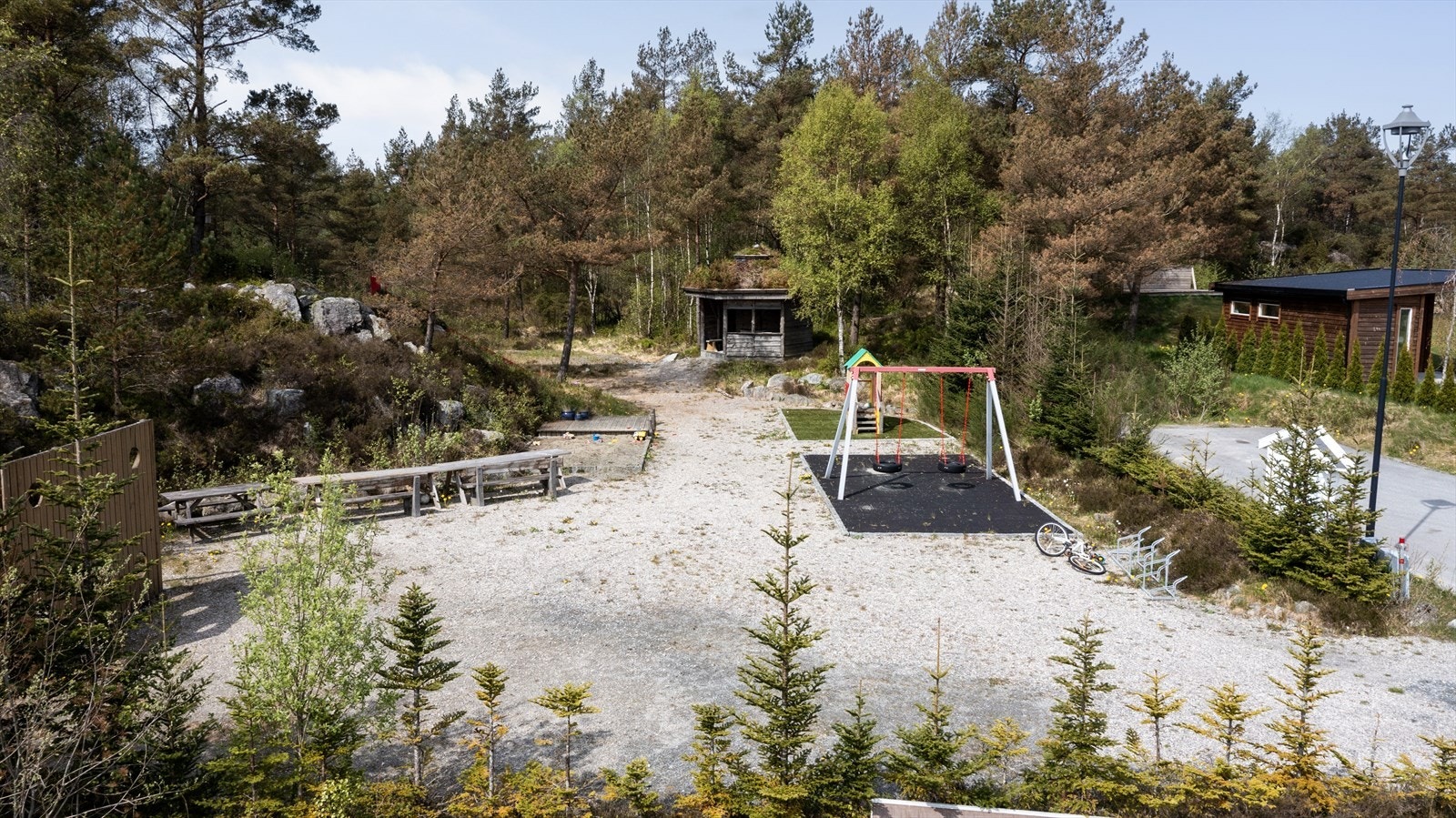 Hyggelig lekeplass for barna like ved tomten Galleribilde